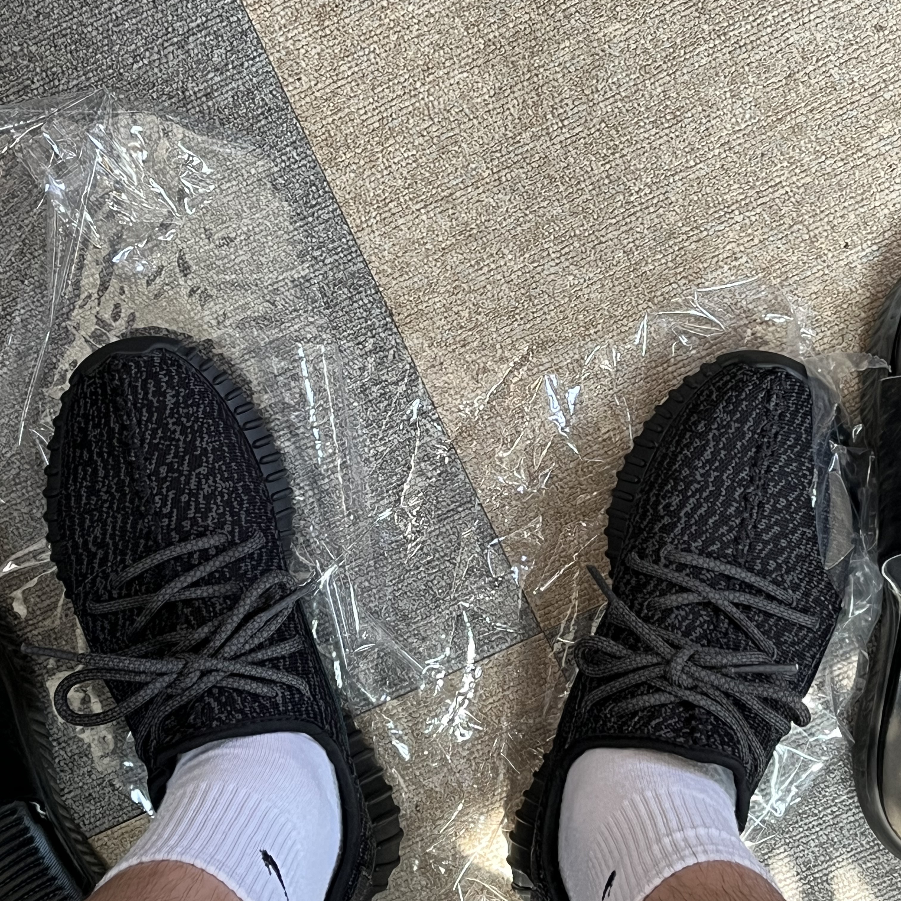 Adidas Yeezy Boost 350 Pirate Black 2023 착용 스타일