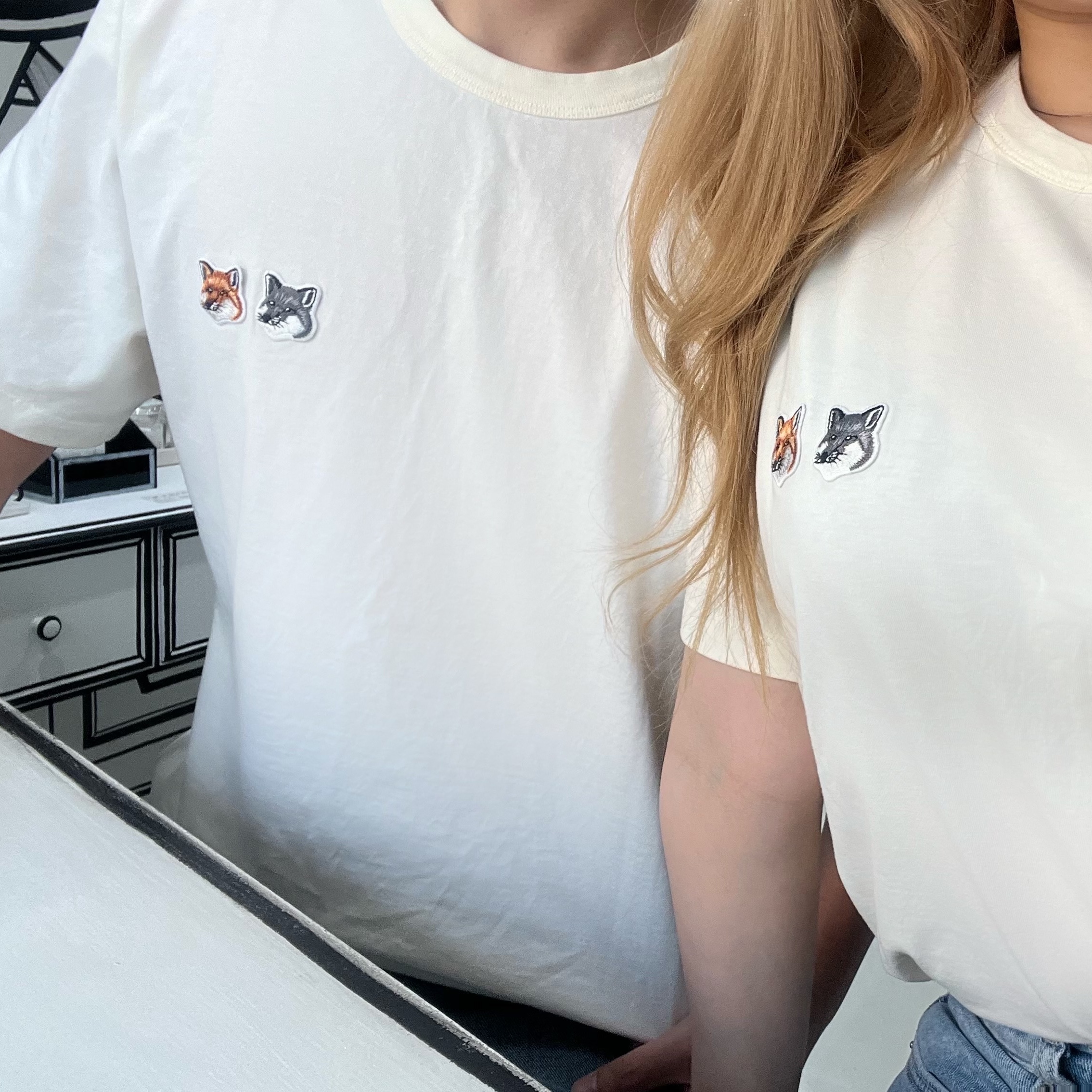 Maison Kitsune Double Fox Head Patch Classic T-Shirt Latte 착용 스타일