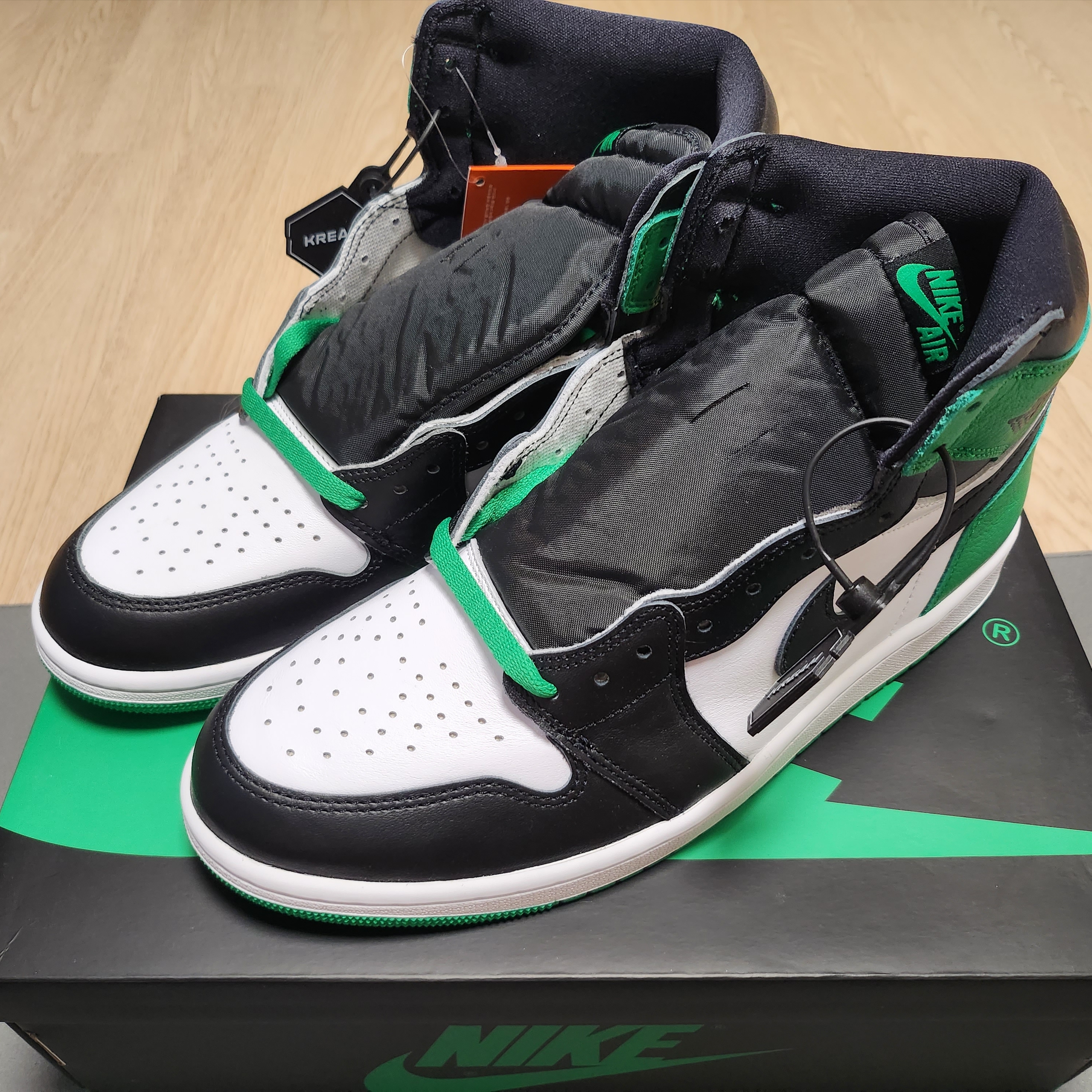 Jordan 1 Retro High OG Black and Lucky Green 착용 스타일