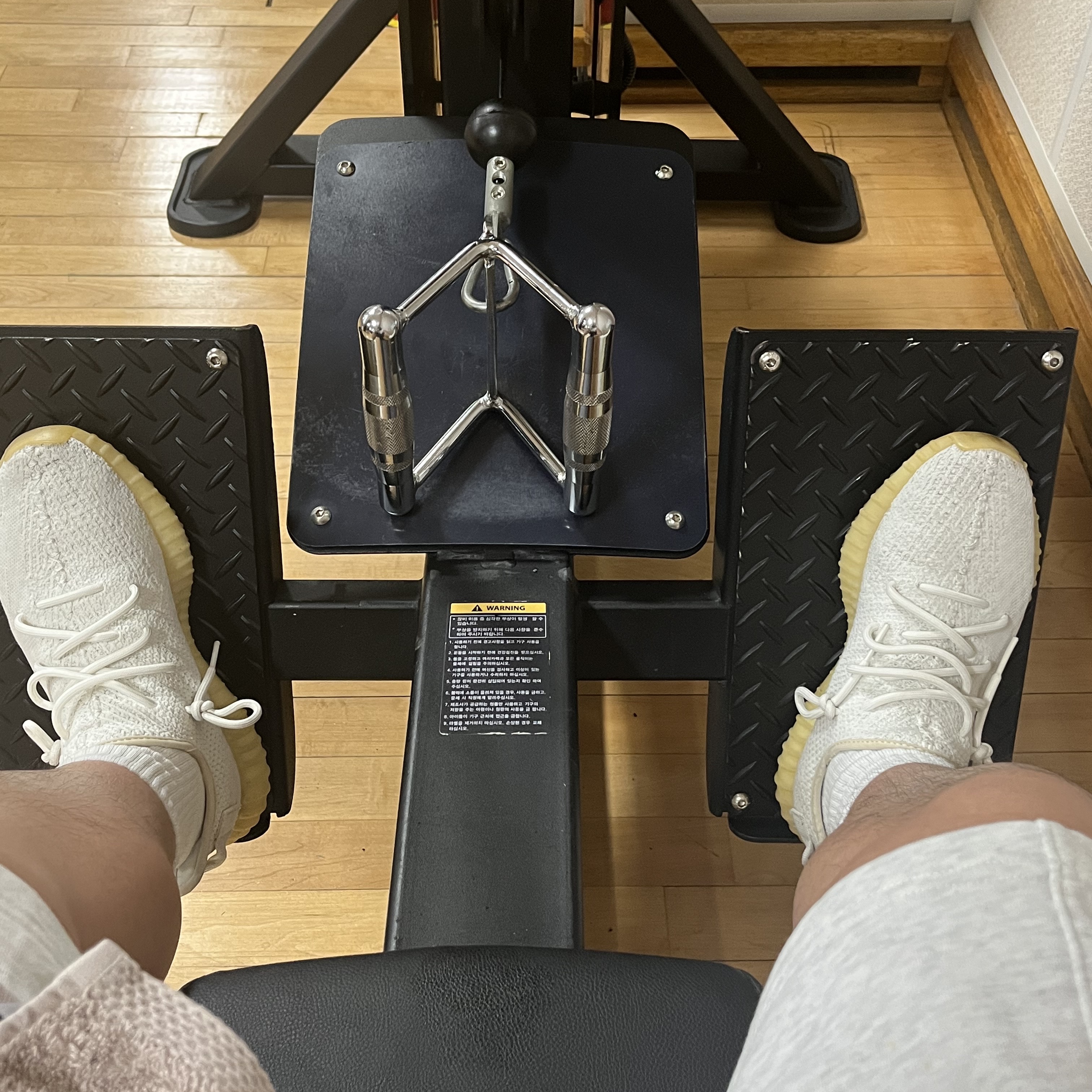 Adidas Yeezy Boost 350 V2 Cream/Triple White 착용 스타일