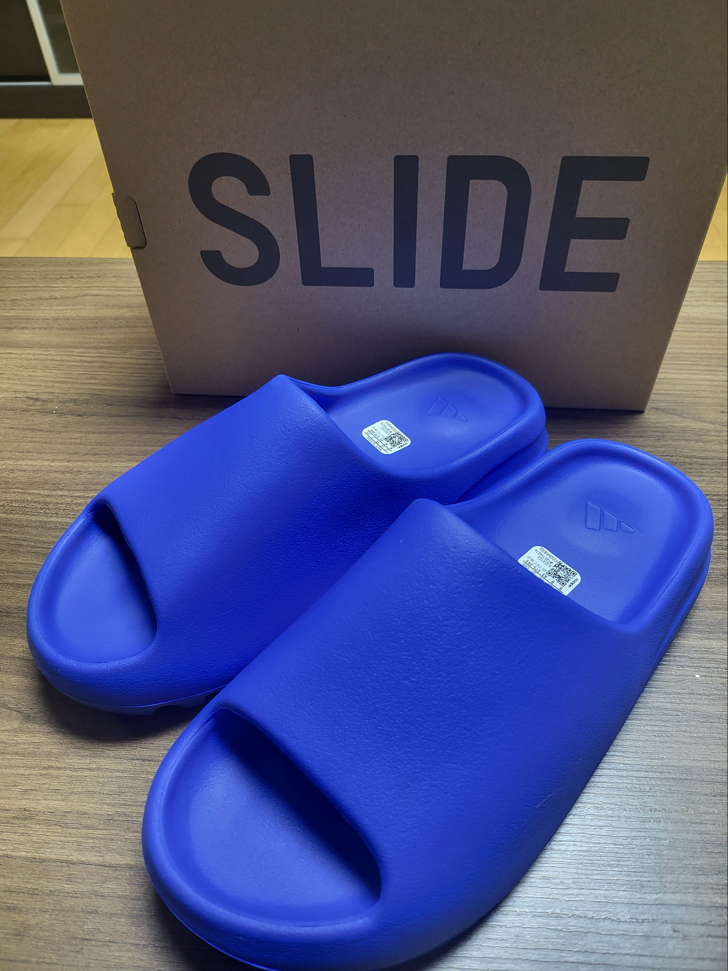 Adidas Yeezy Slide Azure 착용 스타일 - 2