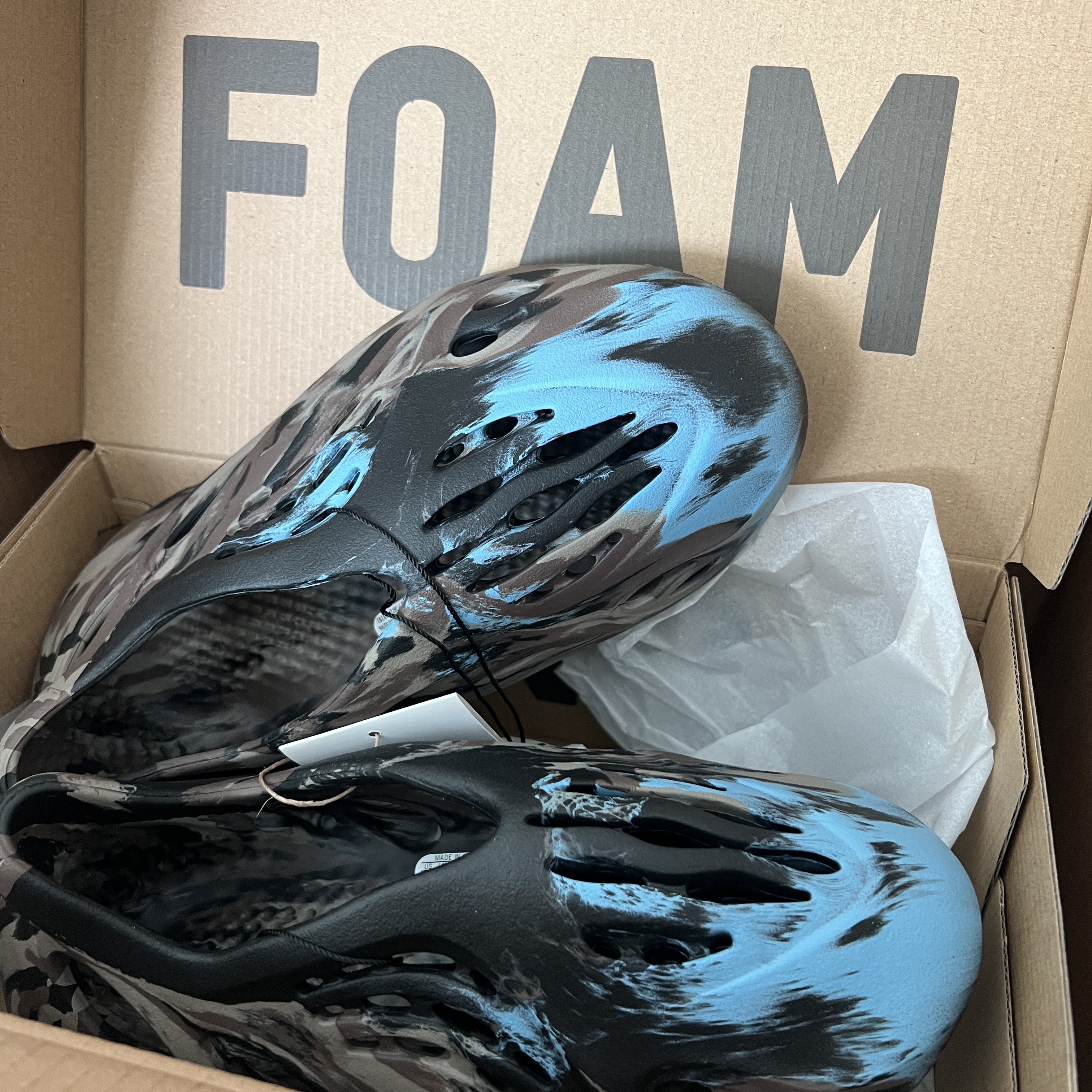 Adidas Yeezy Foam RNNR MX Cinder 착용 스타일