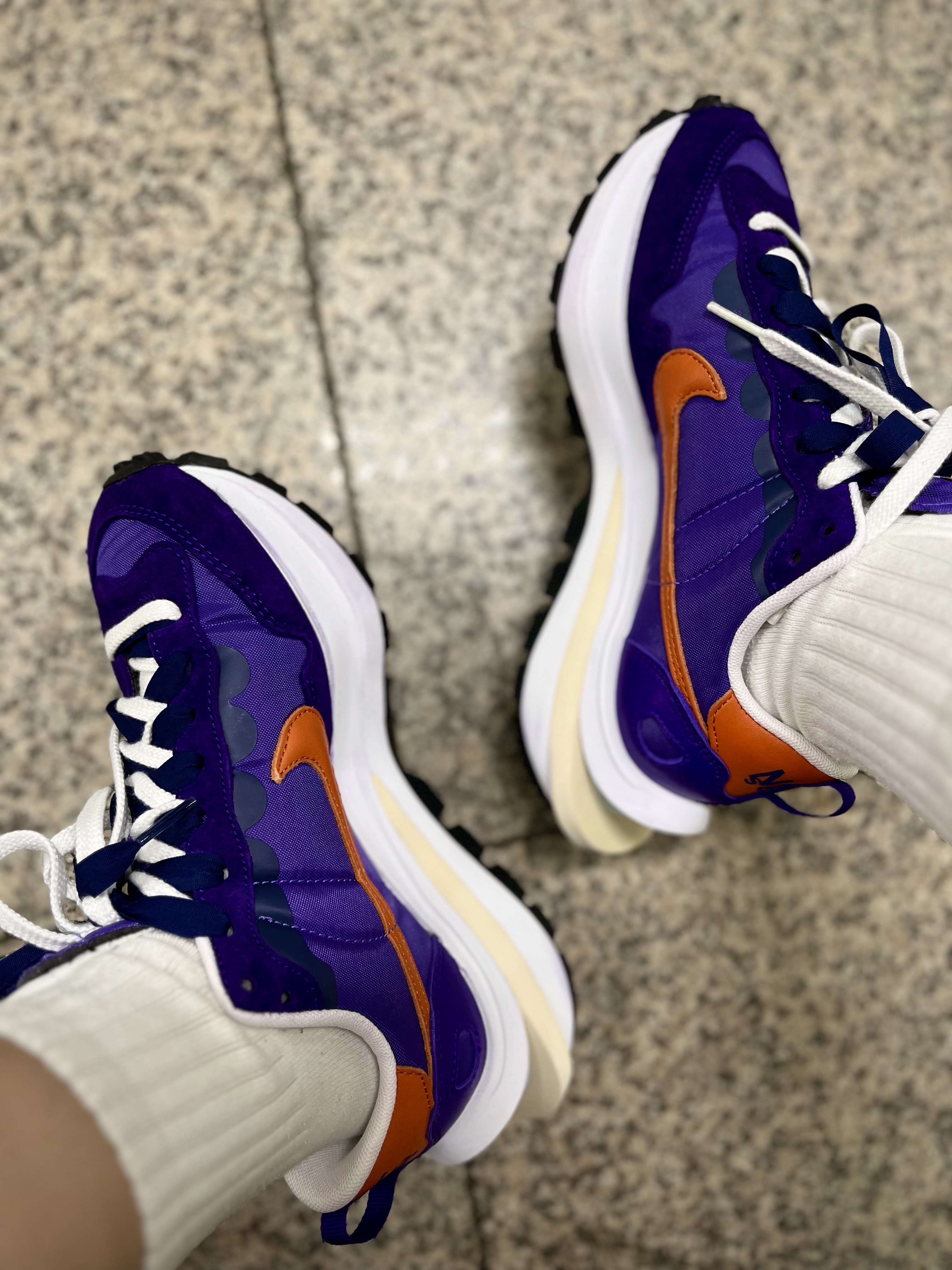 Nike x Sacai VaporWaffle Dark Iris 착용 스타일 - 2