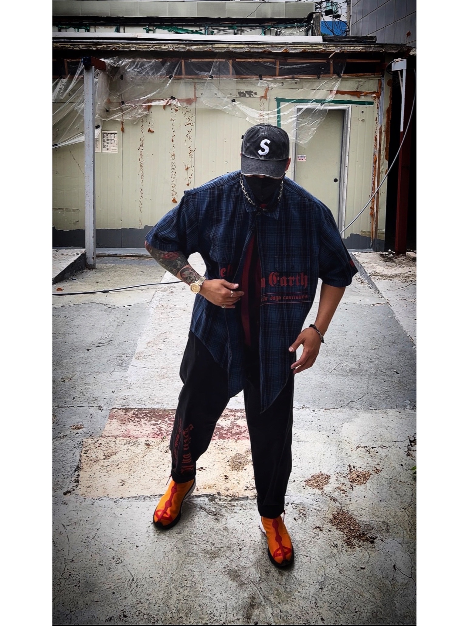 Supreme Pigment Canvas S Logo 6-Panel Black - 23SS, Supreme Bleed Logo S/S Top Black - 20FW 착용 스타일 - 1