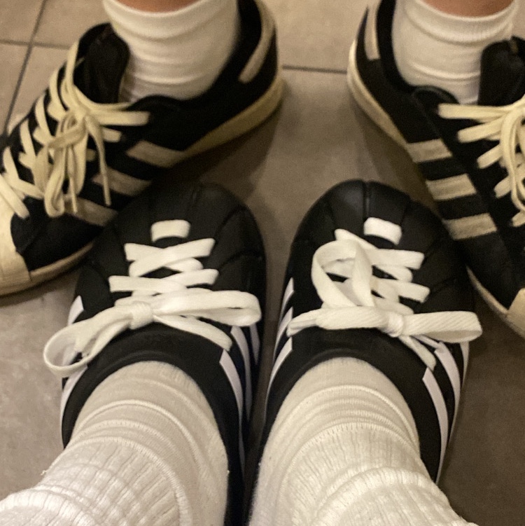 Adidas Adilette Clog Black White 착용 스타일