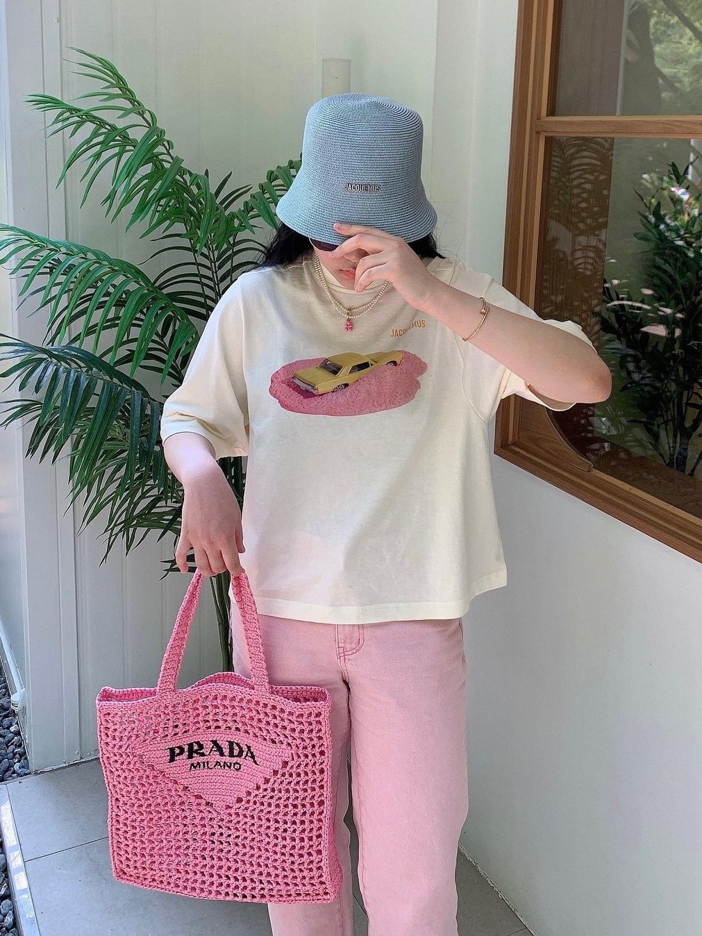 Prada Raffia Tote Bag Petal Pink 착용 스타일