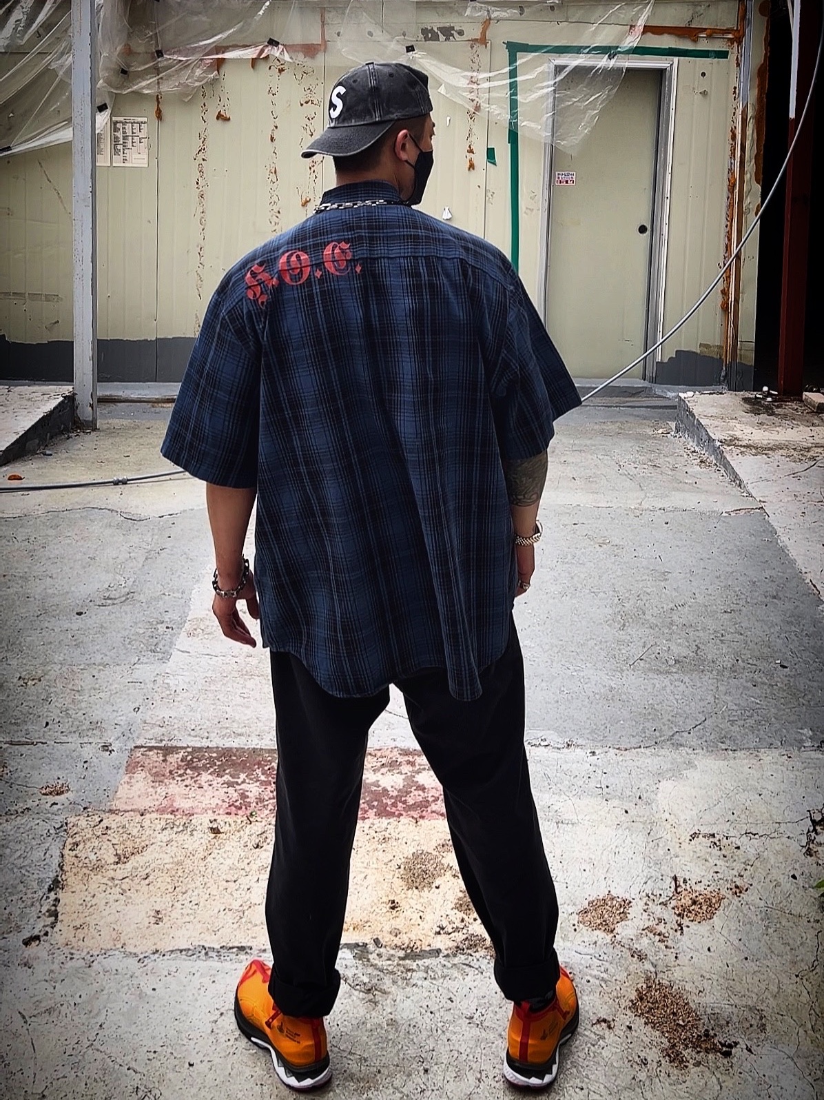Supreme Pigment Canvas S Logo 6-Panel Black - 23SS, Supreme Bleed Logo S/S Top Black - 20FW 착용 스타일 - 3