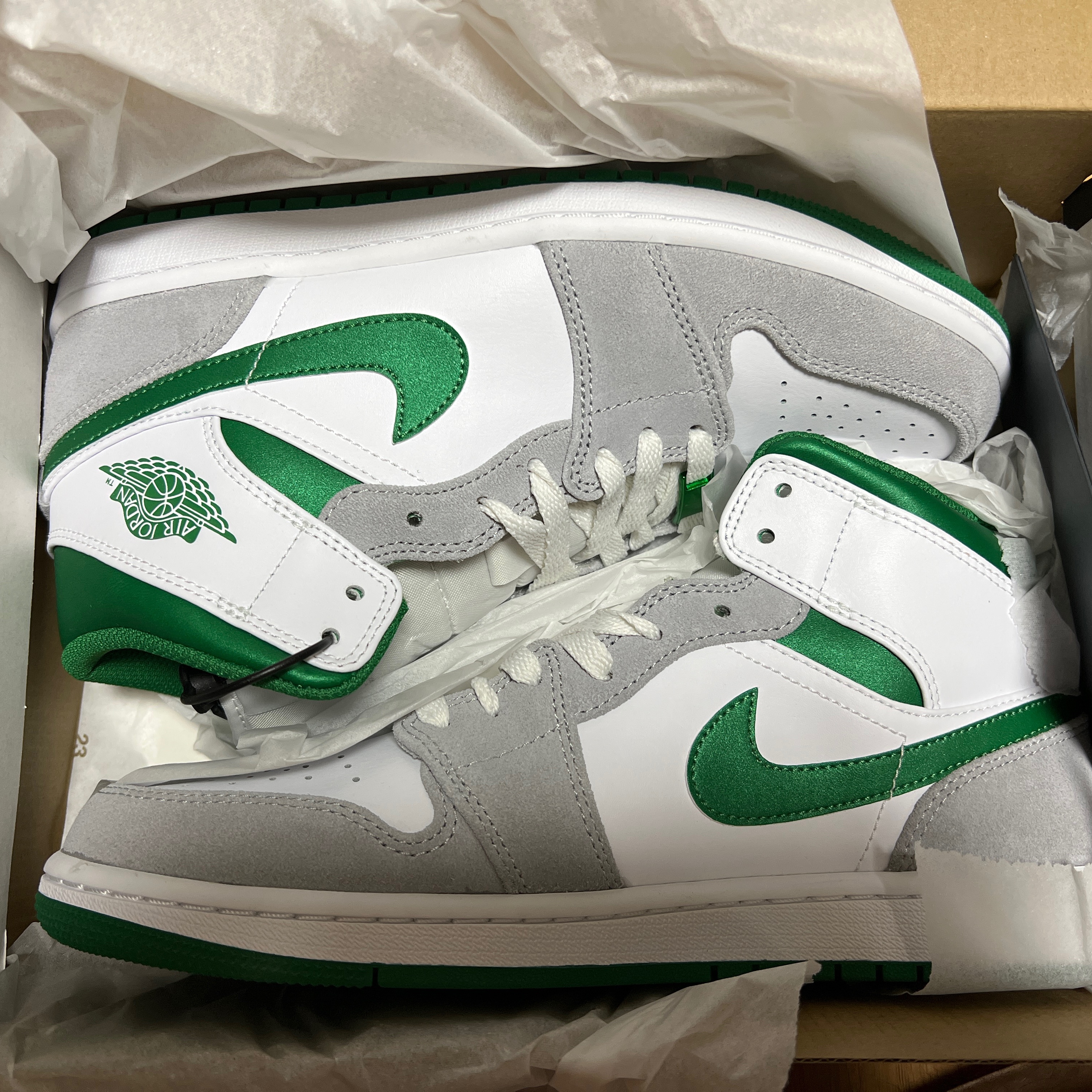Jordan 1 Mid SE Pine Green Light Smoke Grey 착용 스타일