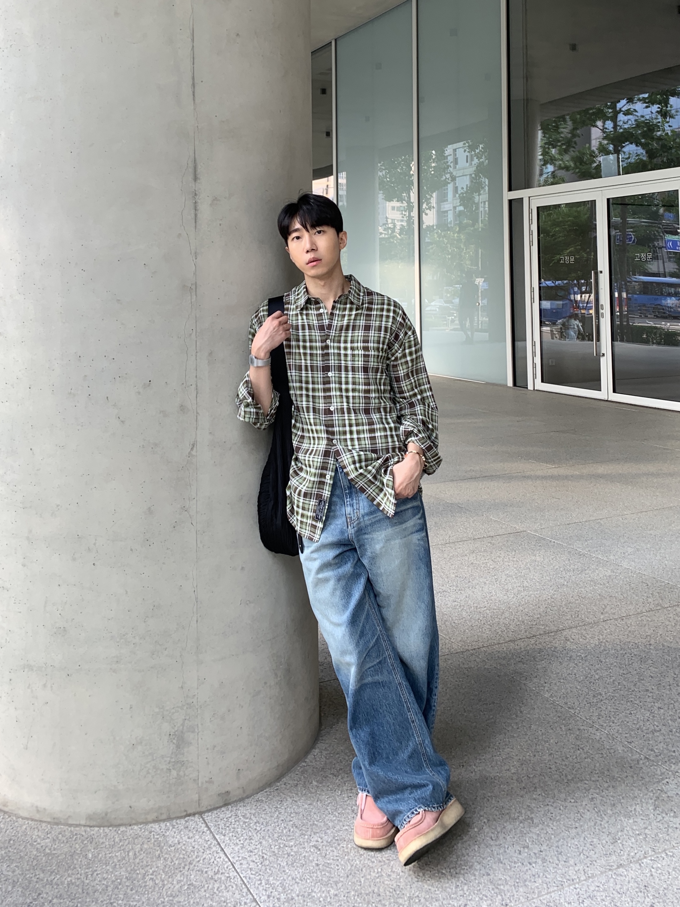 COS Smocked Crossbody Bag Black 착용 스타일 - 1