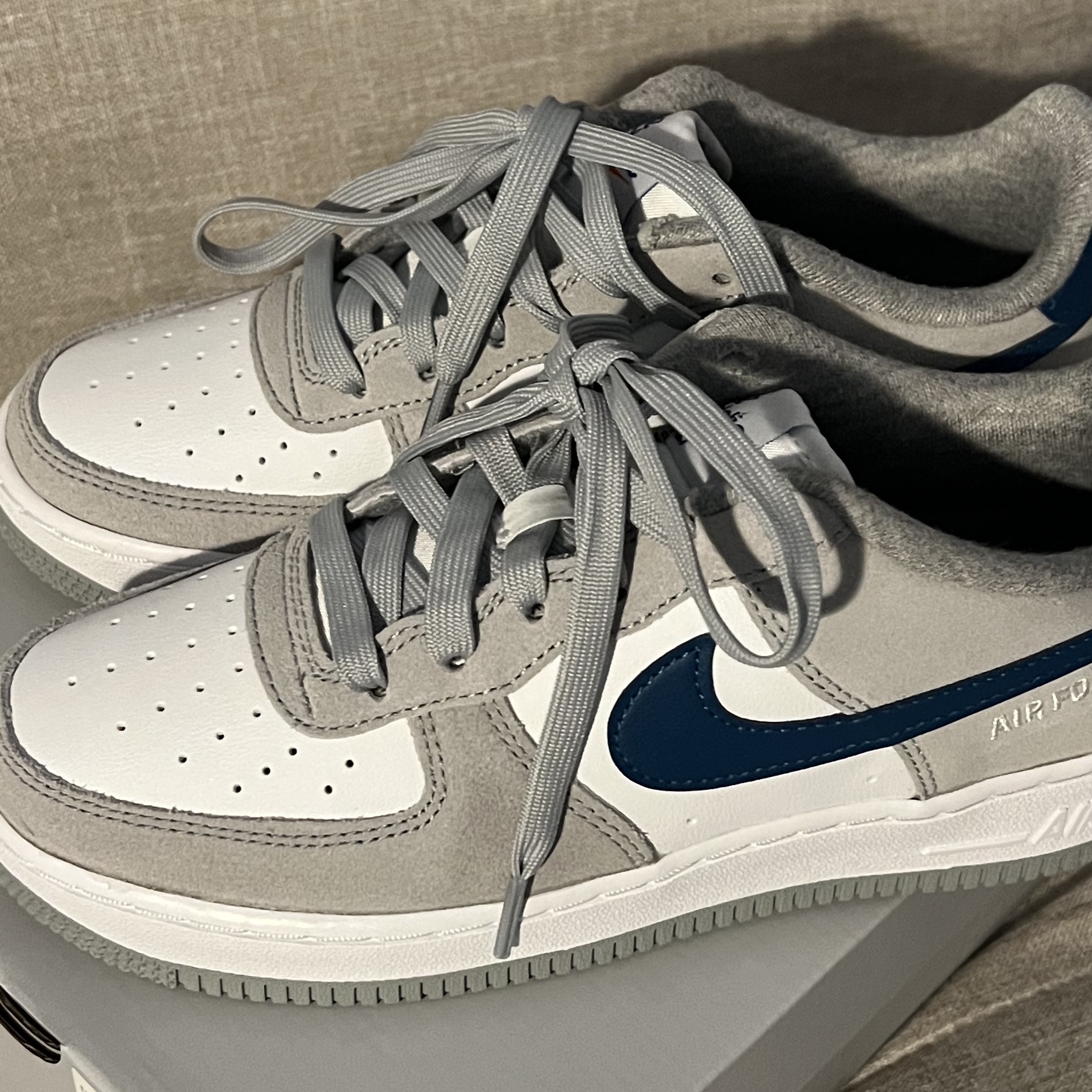 (GS) Nike Air Force 1 LV8 Athletic Club Light Smoke Grey Marina 착용 스타일