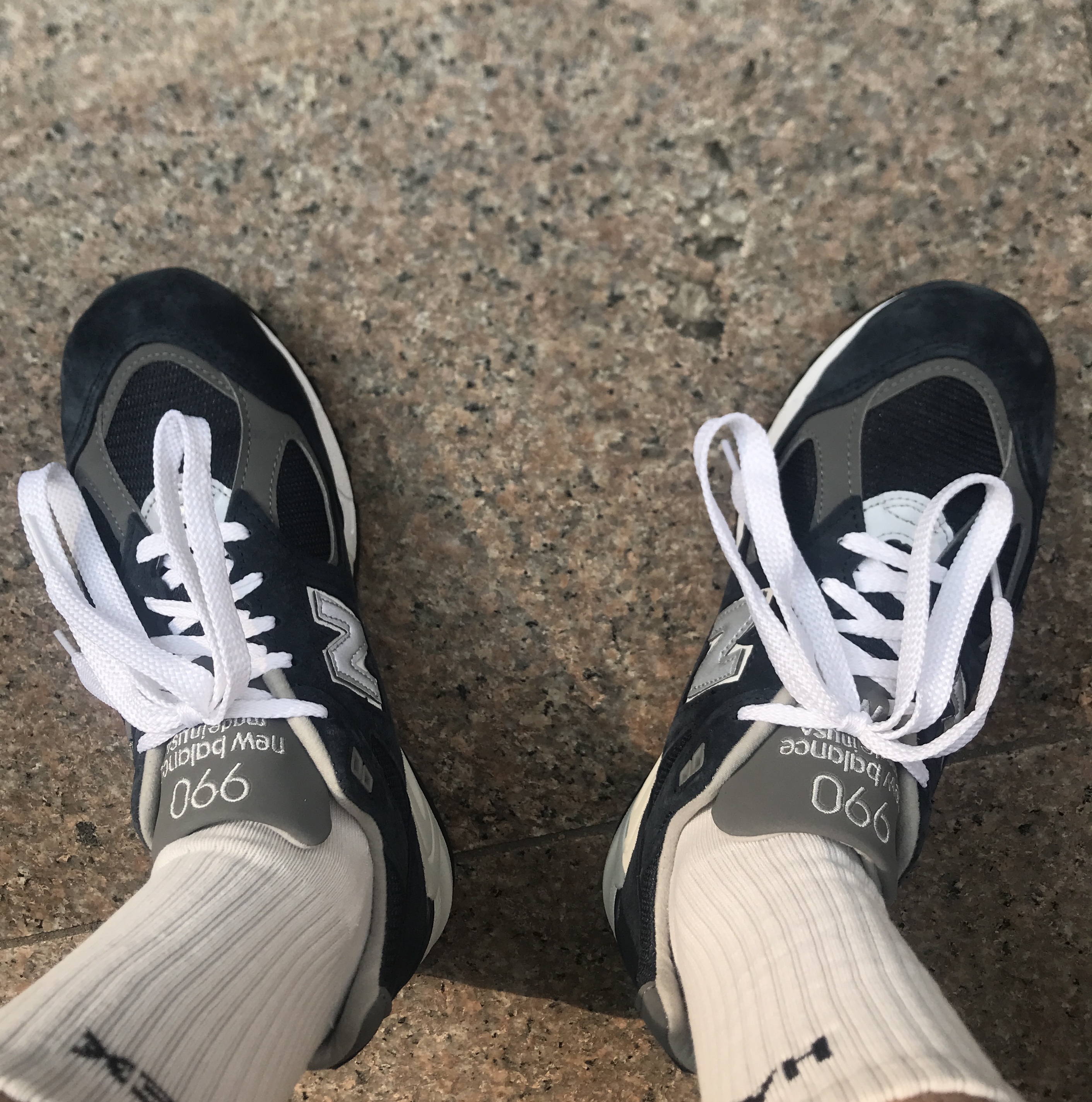 New Balance 990v2 Made in USA Navy 착용 스타일 - 2