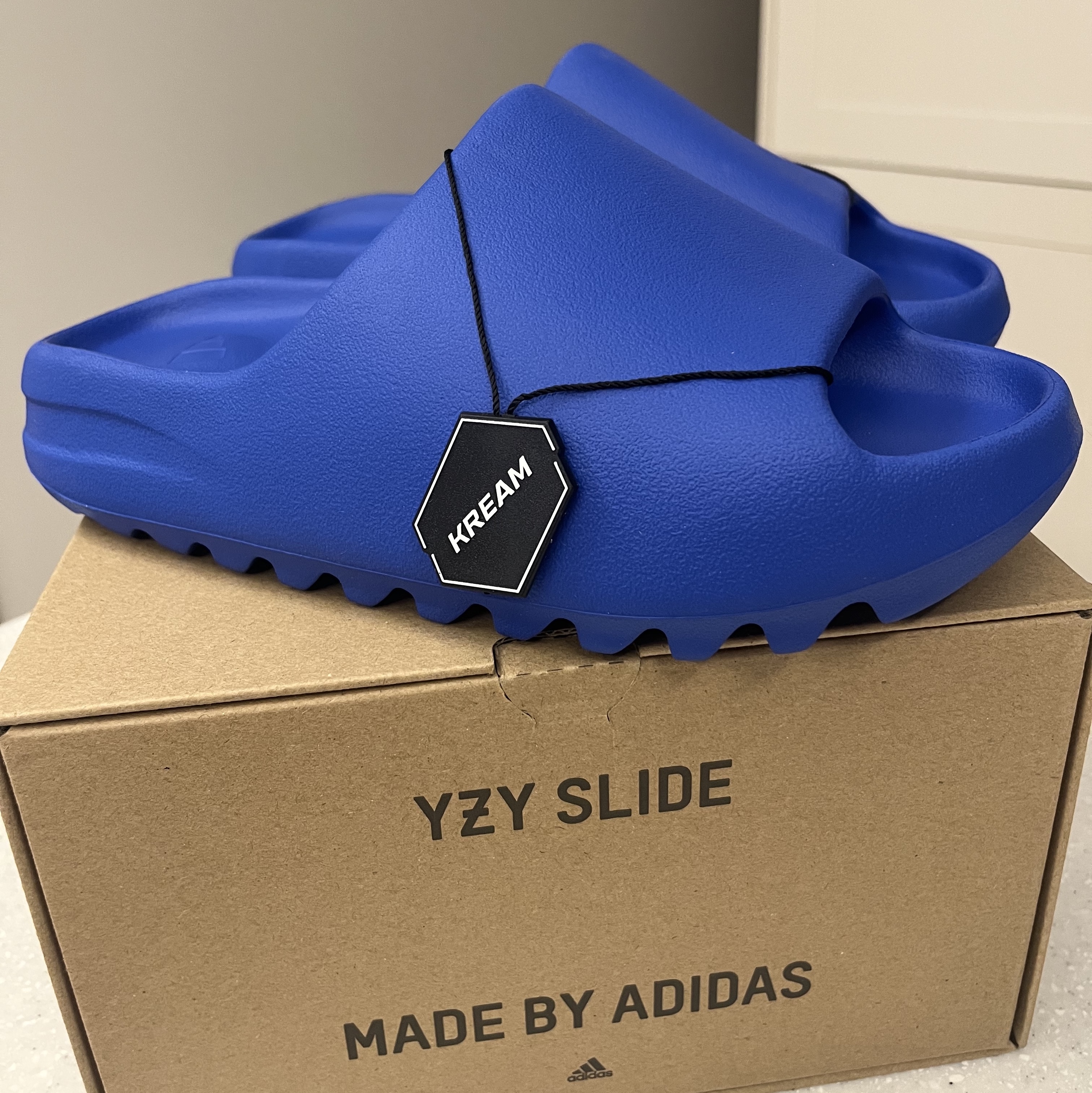 Adidas Yeezy Slide Azure 착용 스타일