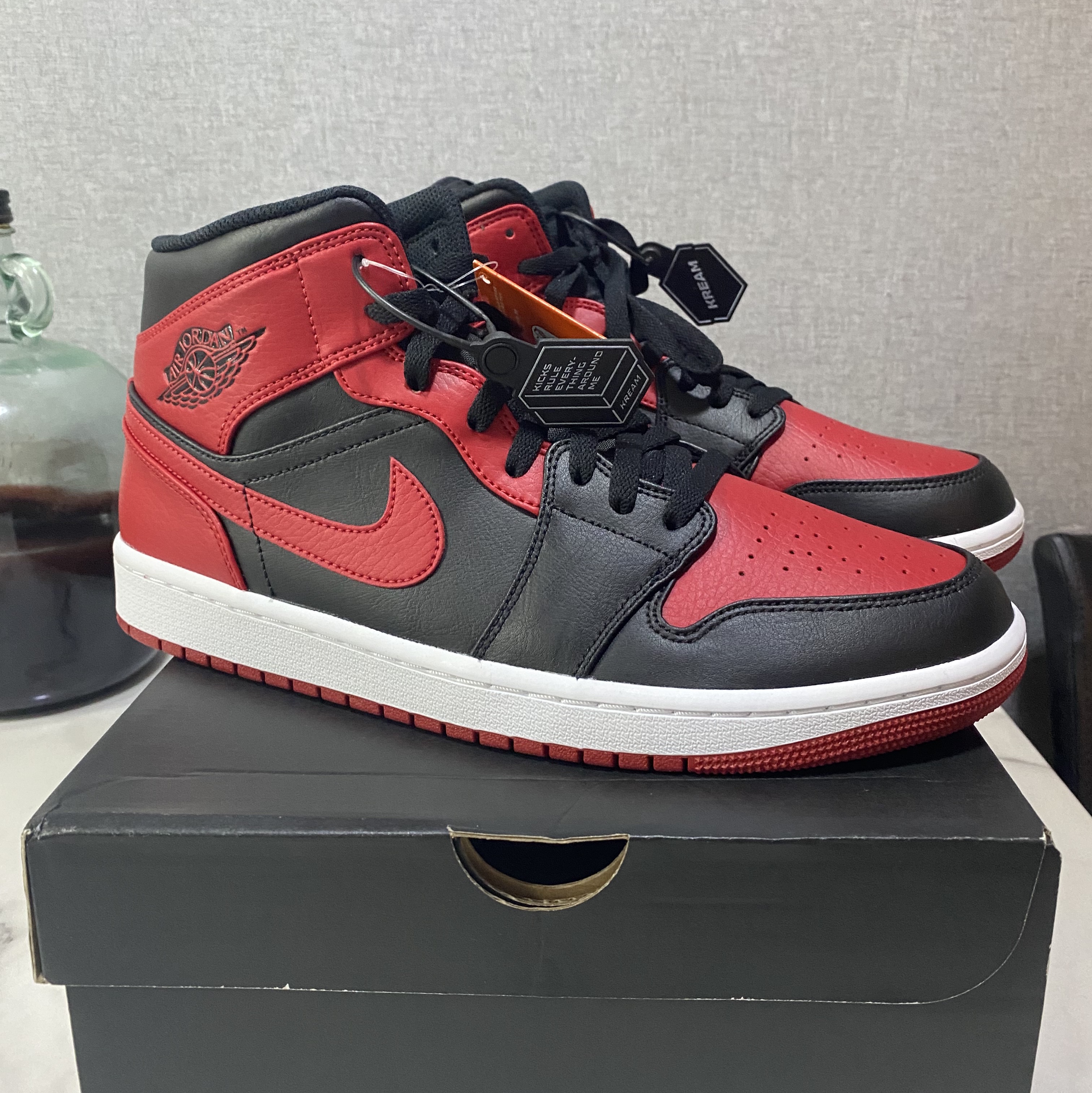Jordan 1 Mid Bred Banned 2020 착용 스타일 - 1