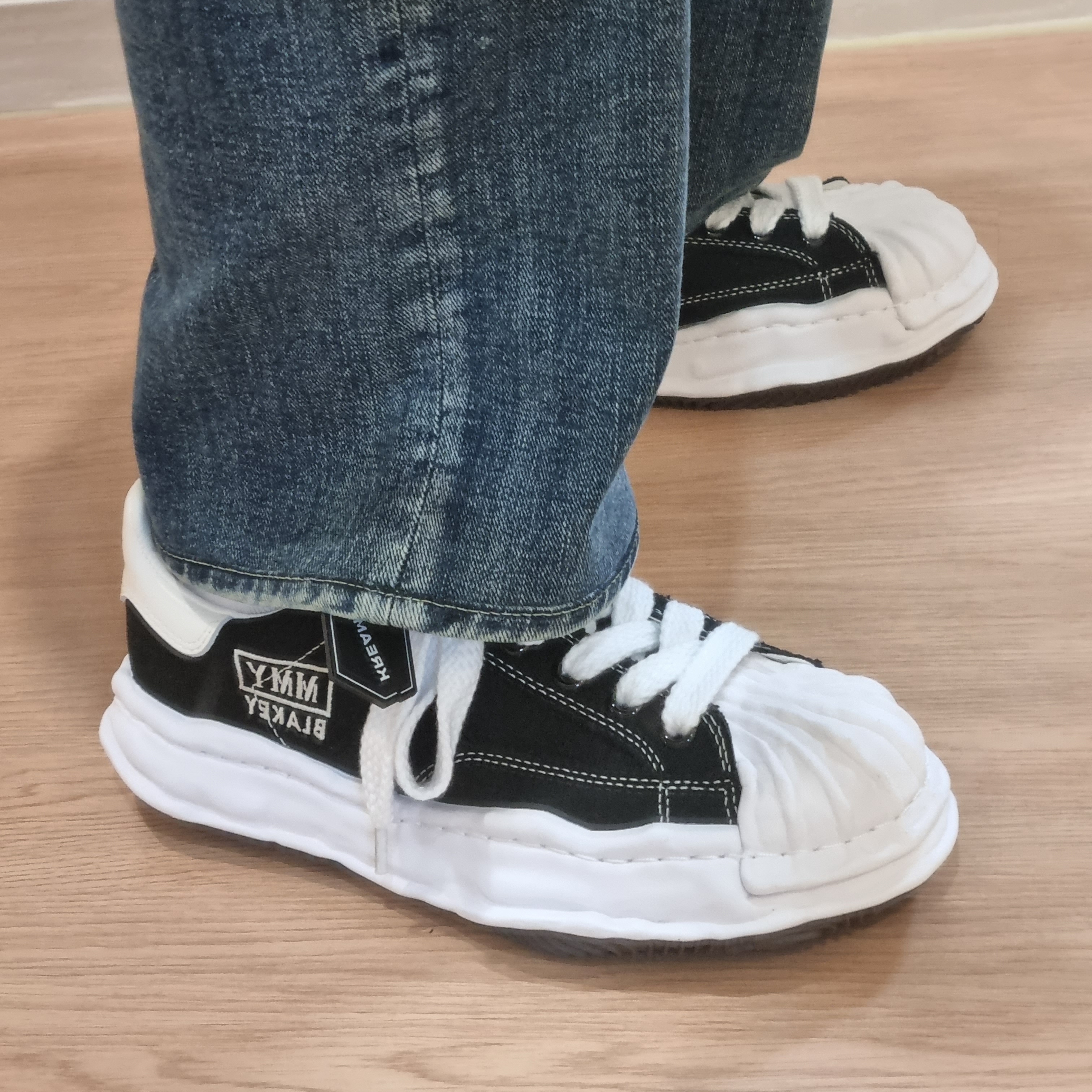 Maison Mihara Yasuhiro Blakey OG Sole Canvas Low-top Sneakers Black White 착용 스타일