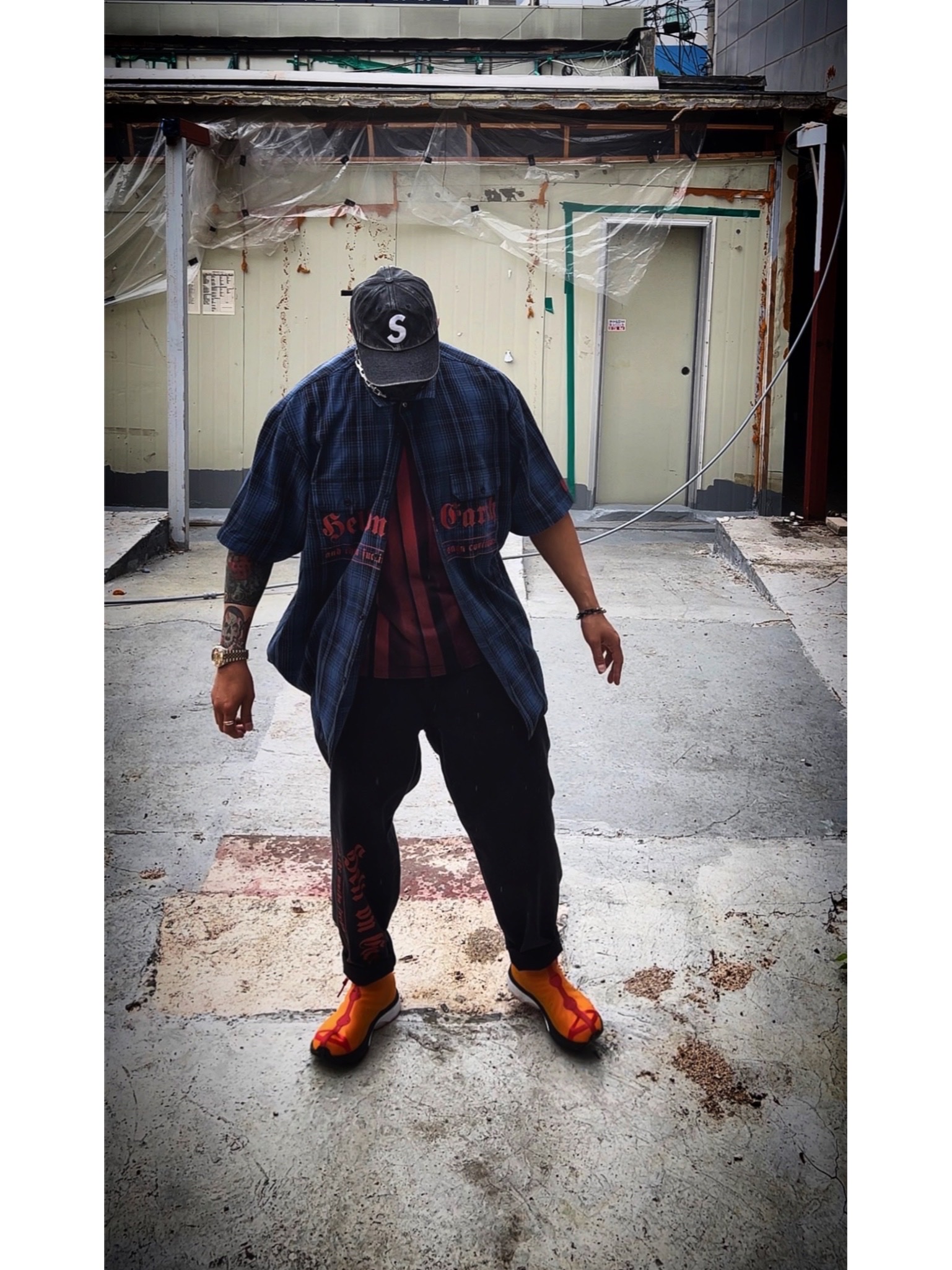 Supreme Pigment Canvas S Logo 6-Panel Black - 23SS, Supreme Bleed Logo S/S Top Black - 20FW 착용 스타일 - 2