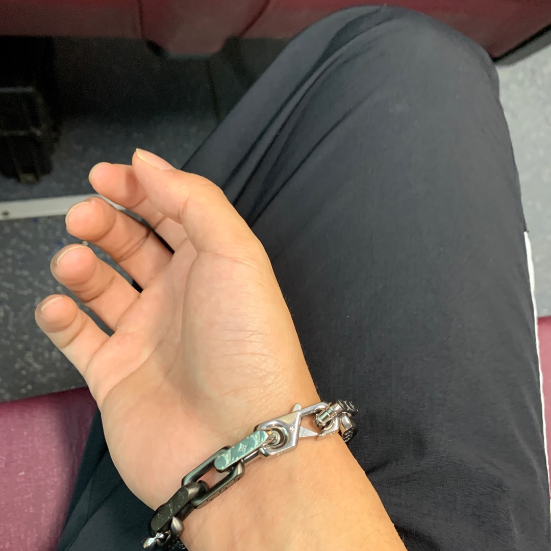 Louis Vuitton Monogram Chain Bracelet Silver Black 착용 스타일