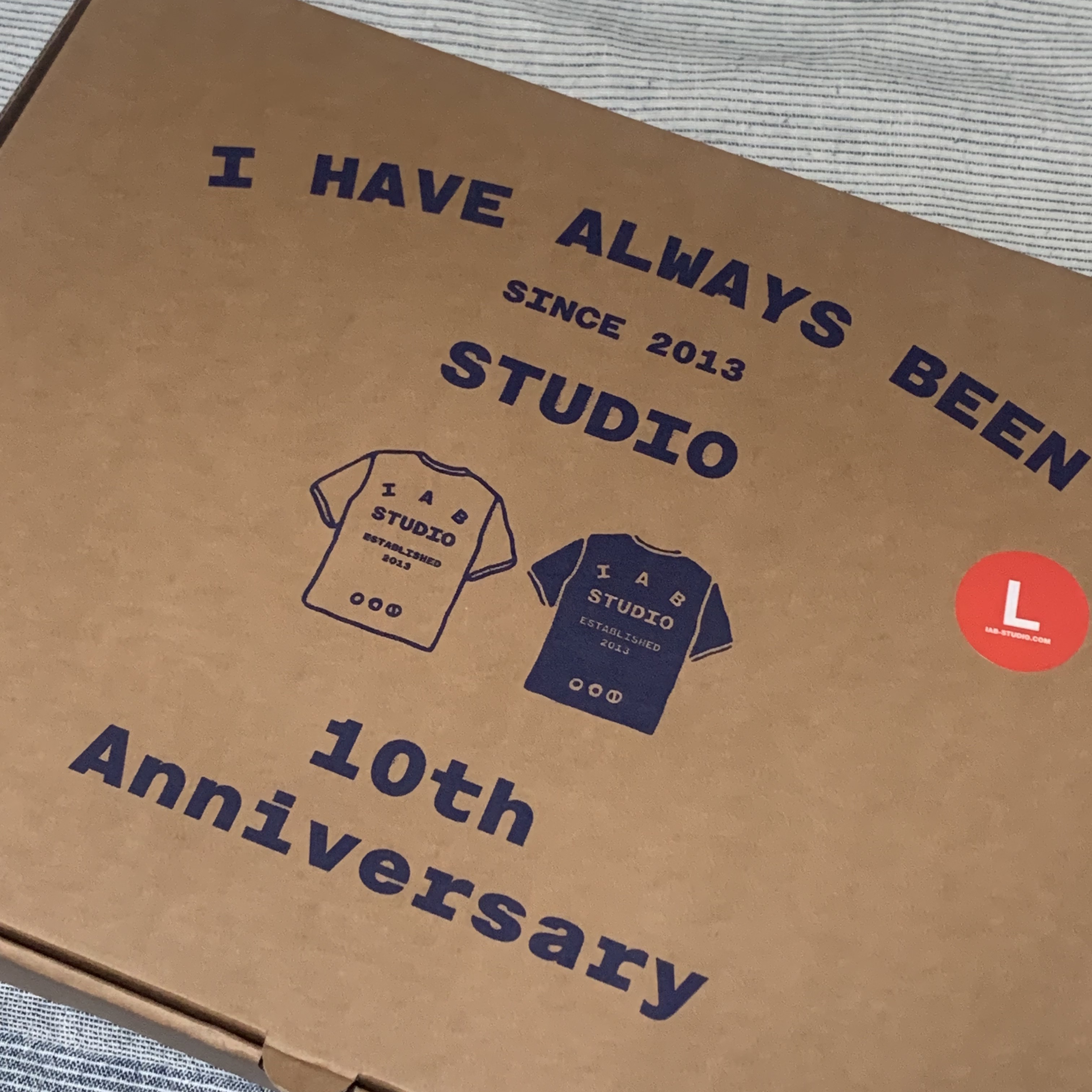 IAB Studio 10th Anniversary T-Shirts Pack White & Black (2 Pack) 착용 스타일