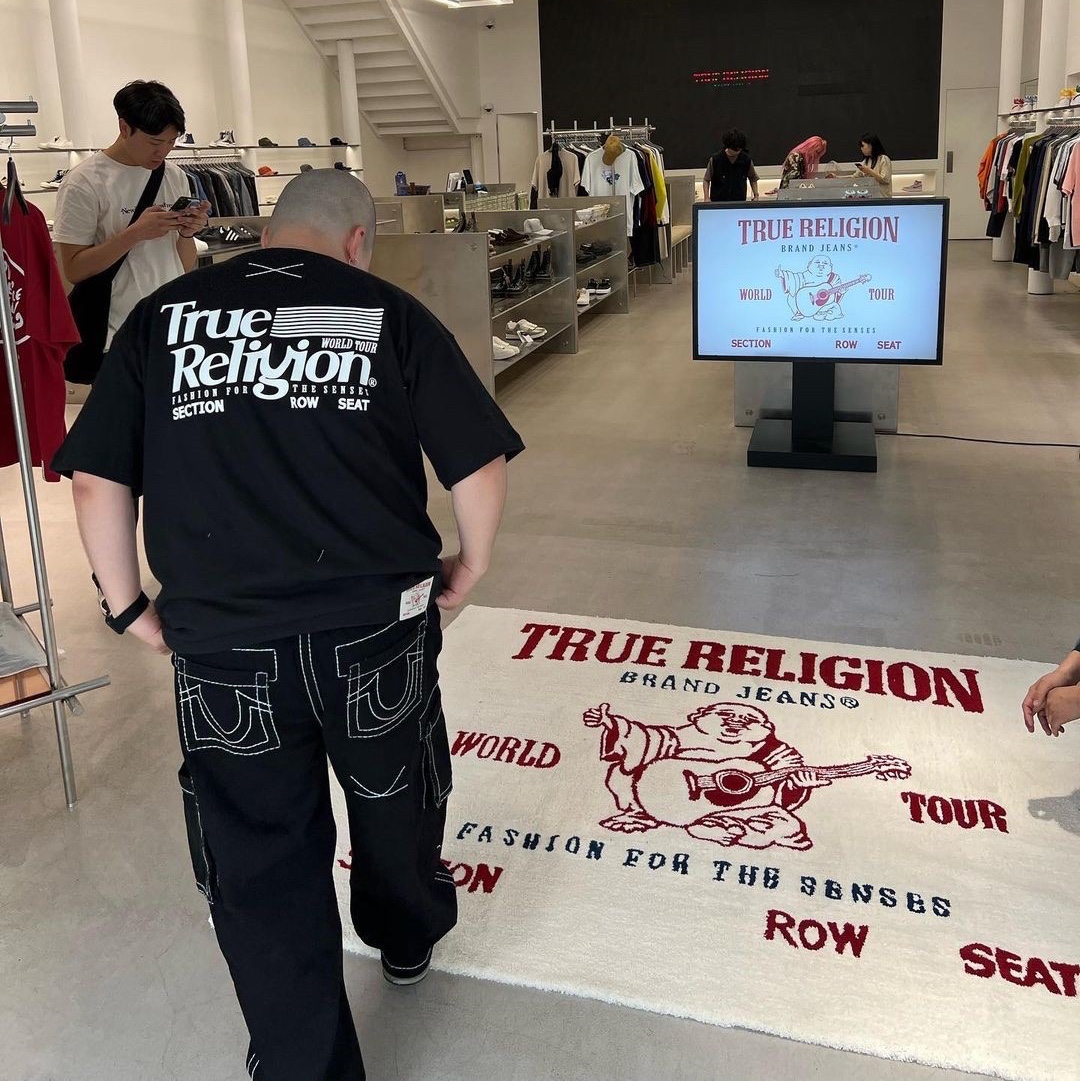 True Religion Vision Logo T-Shirt Black, True Religion Classic Cargo Pants Mk-1 Black 착용 스타일