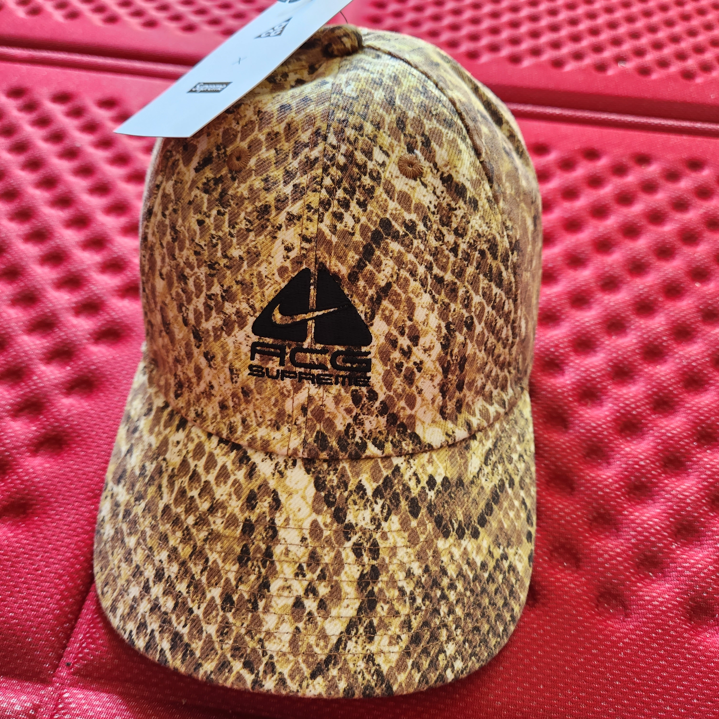 Supreme x Nike ACG Denim 6-Panel Gold Snakeskin - 22FW 착용 스타일