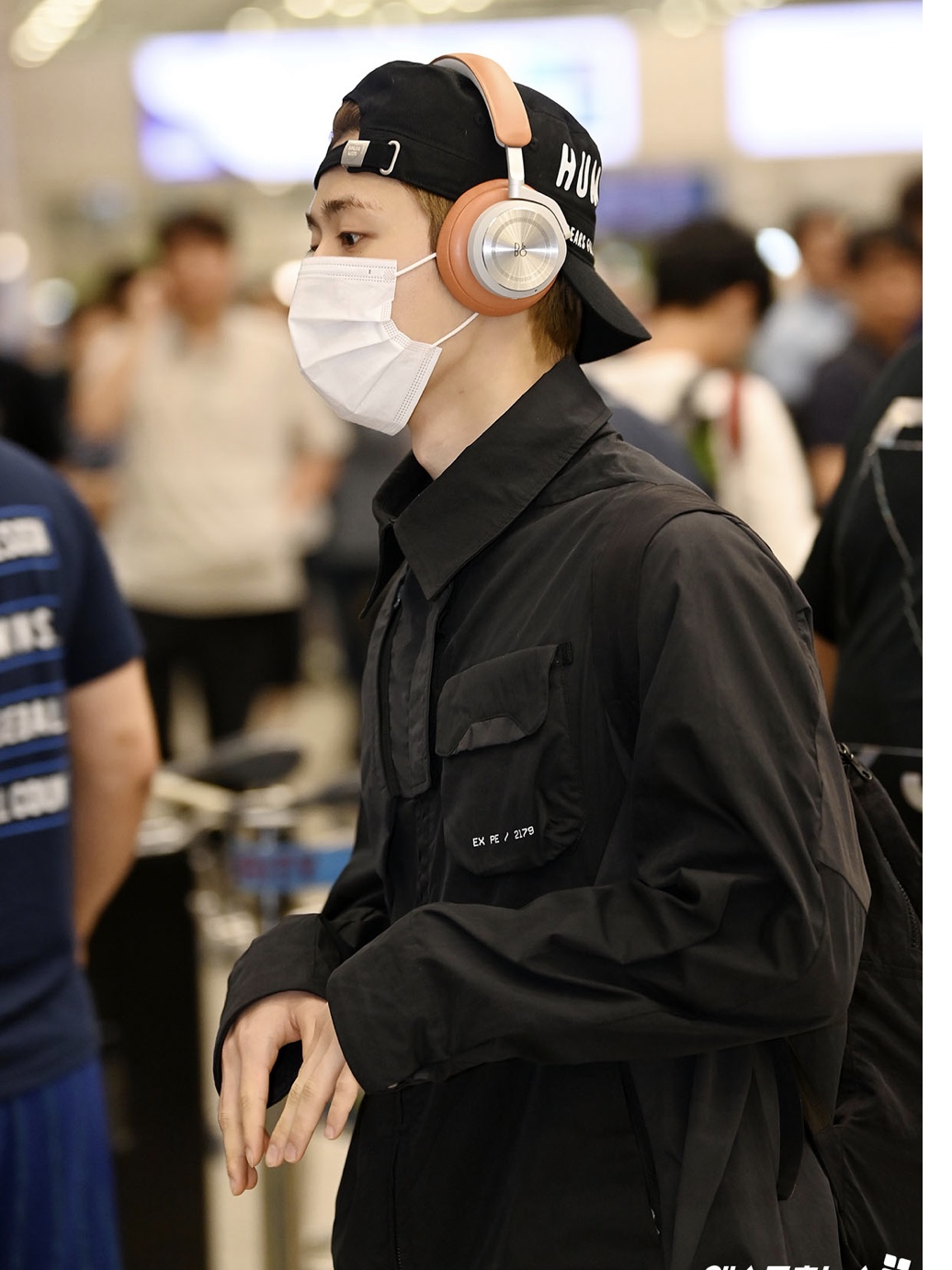 Bang & Olufsen Beoplay HX Timber 착용 스타일