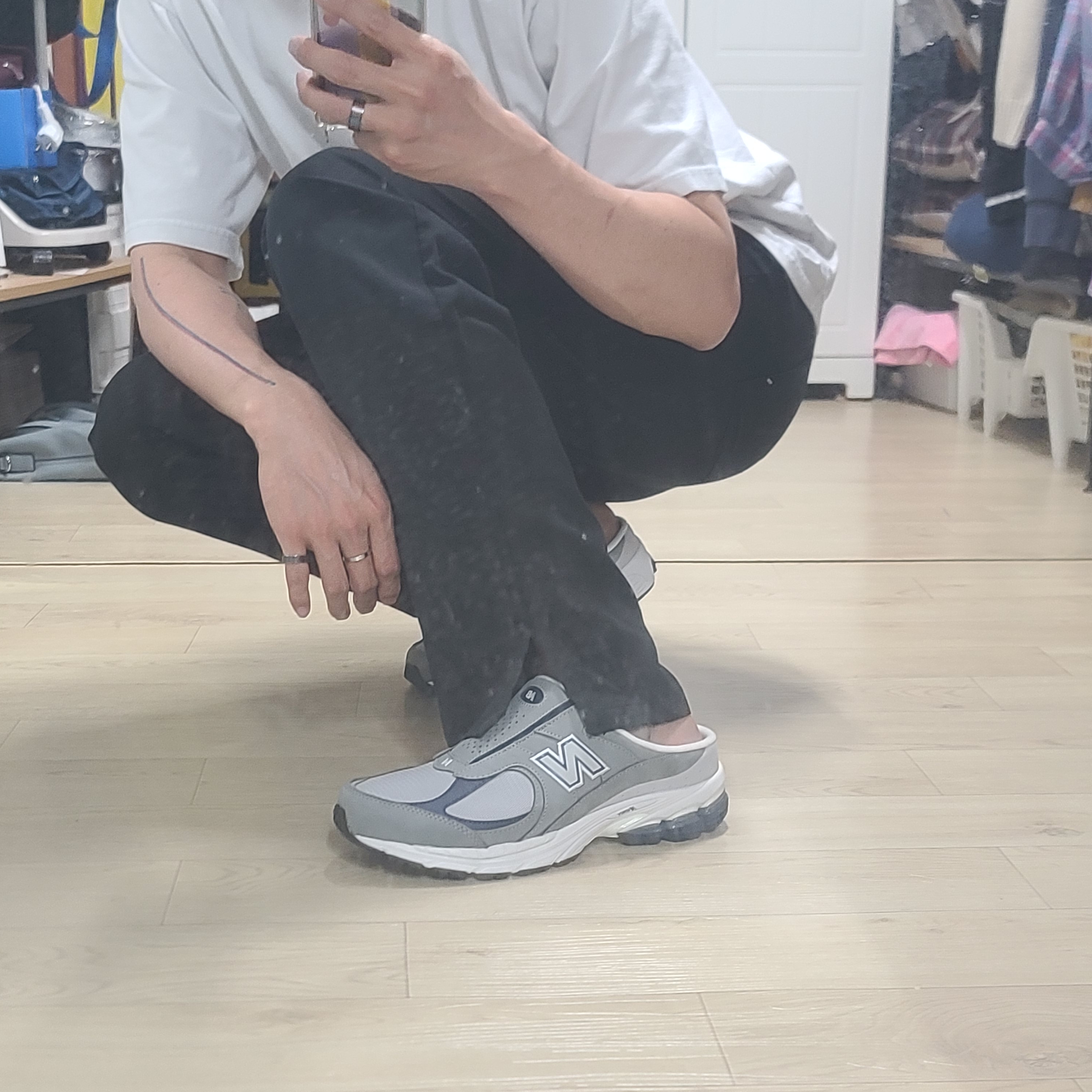 New Balance 2002R Mule Slate Gray 착용 스타일 - 2