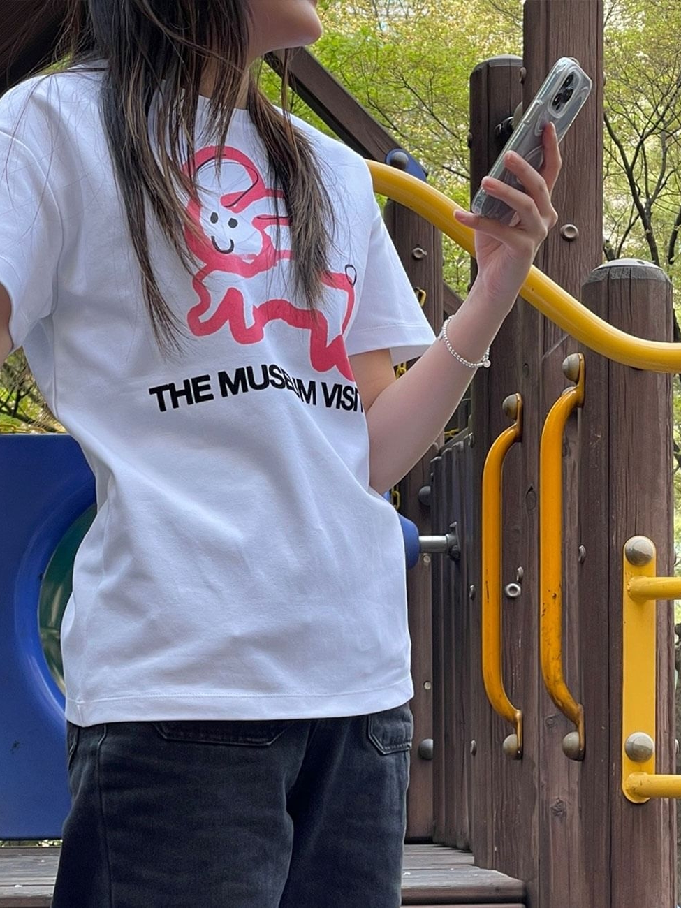 The Museum Visitor Rabbit Printed T-Shirt White - 23PS, The Museum Visitor Rabbit Printed T-Shirt Black - 23PS 착용 스타일 - 2