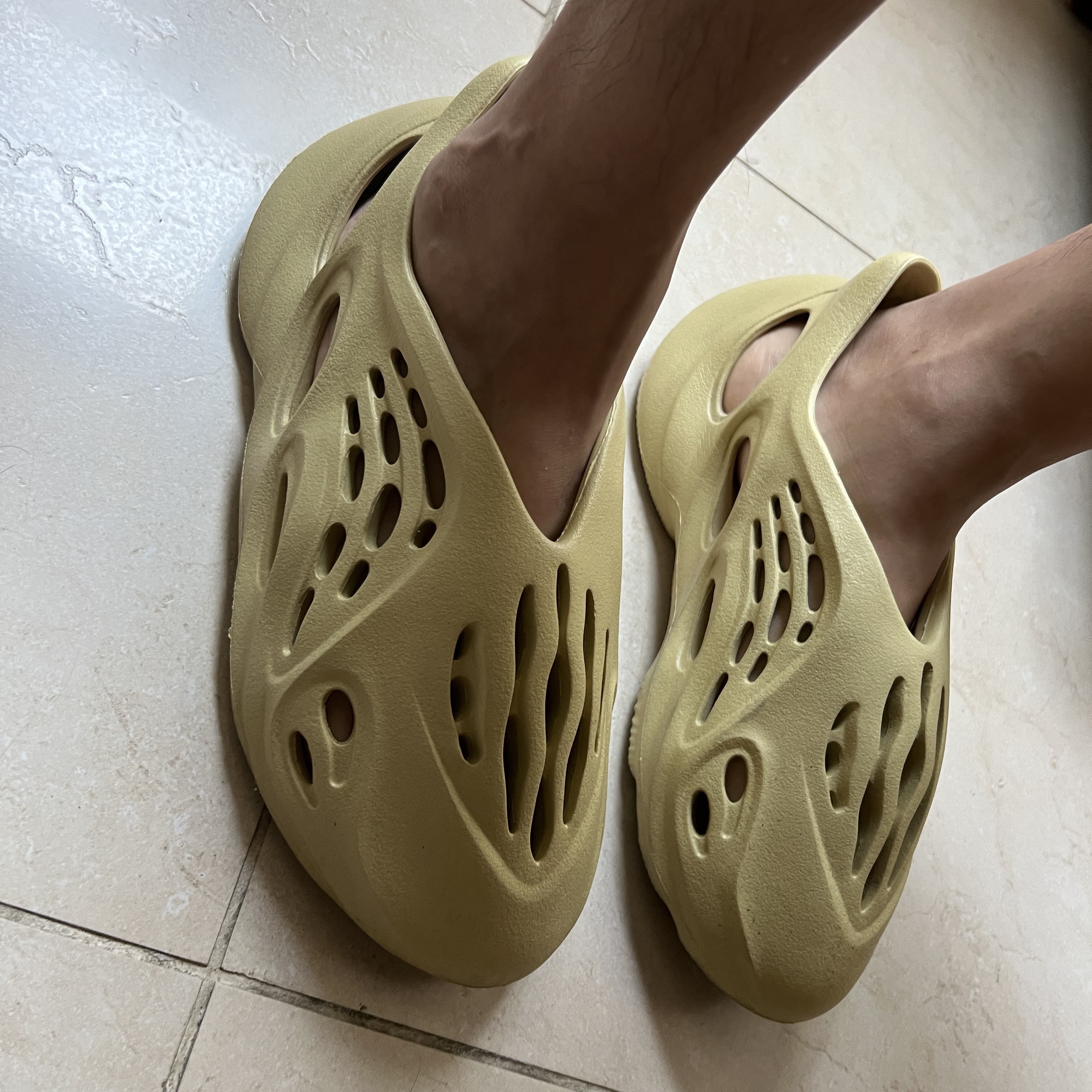 Adidas Yeezy Foam RNNR Sulfur 착용 스타일 - 3