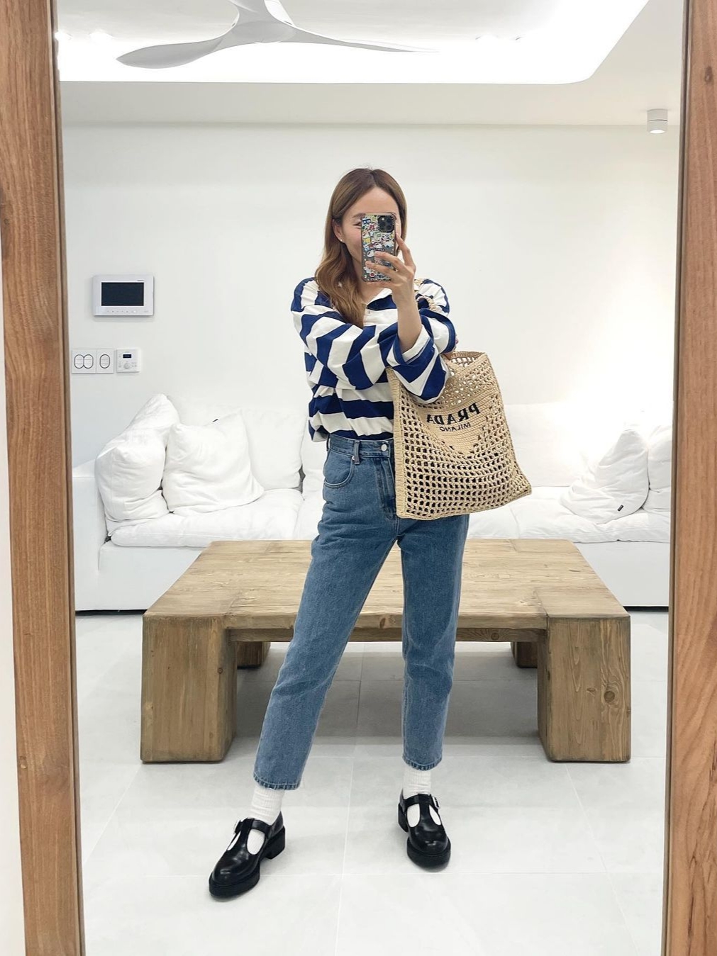 Prada Raffia Tote Bag Tan 착용 스타일