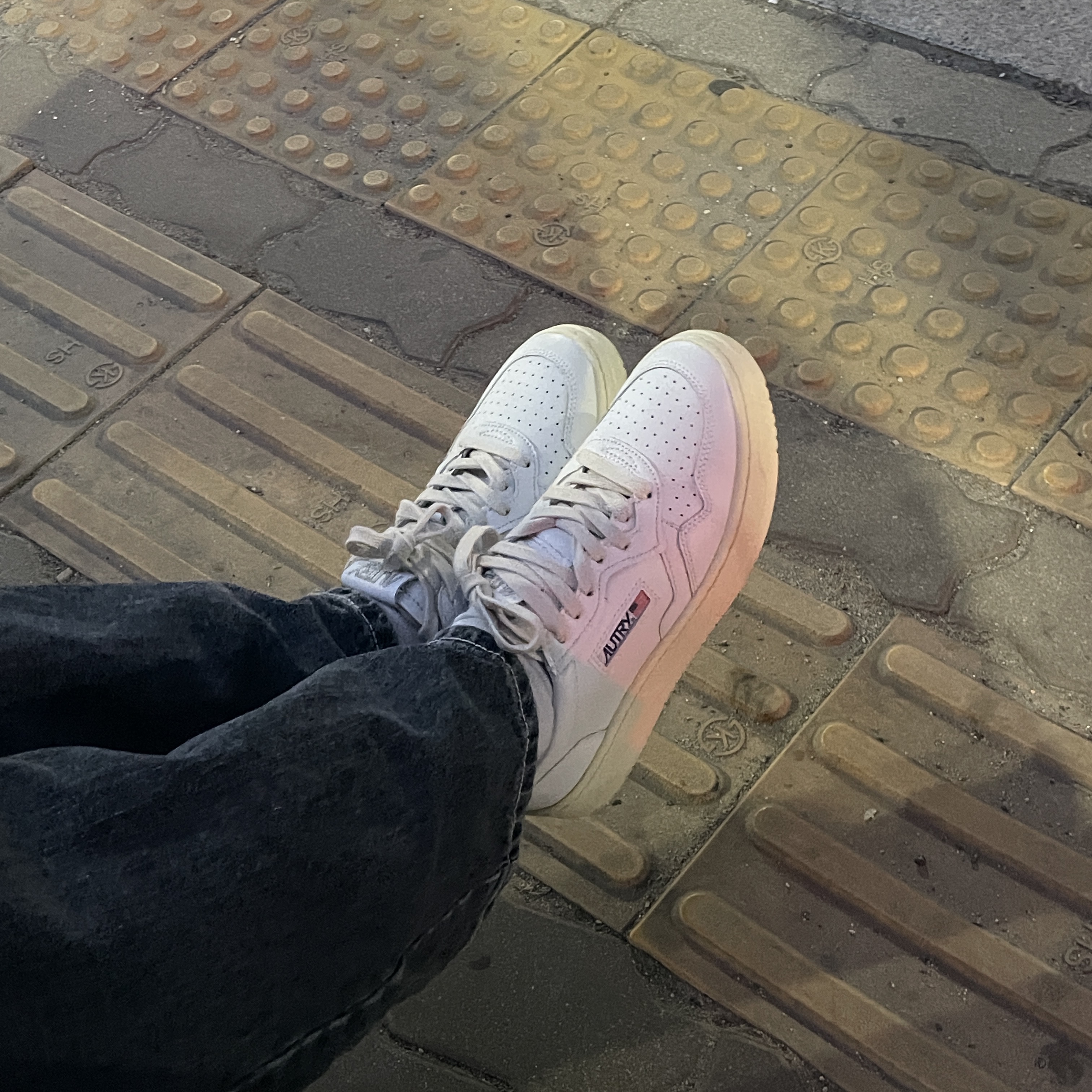 (W) Autry Medalist Low Leather Sneakers White 착용 스타일