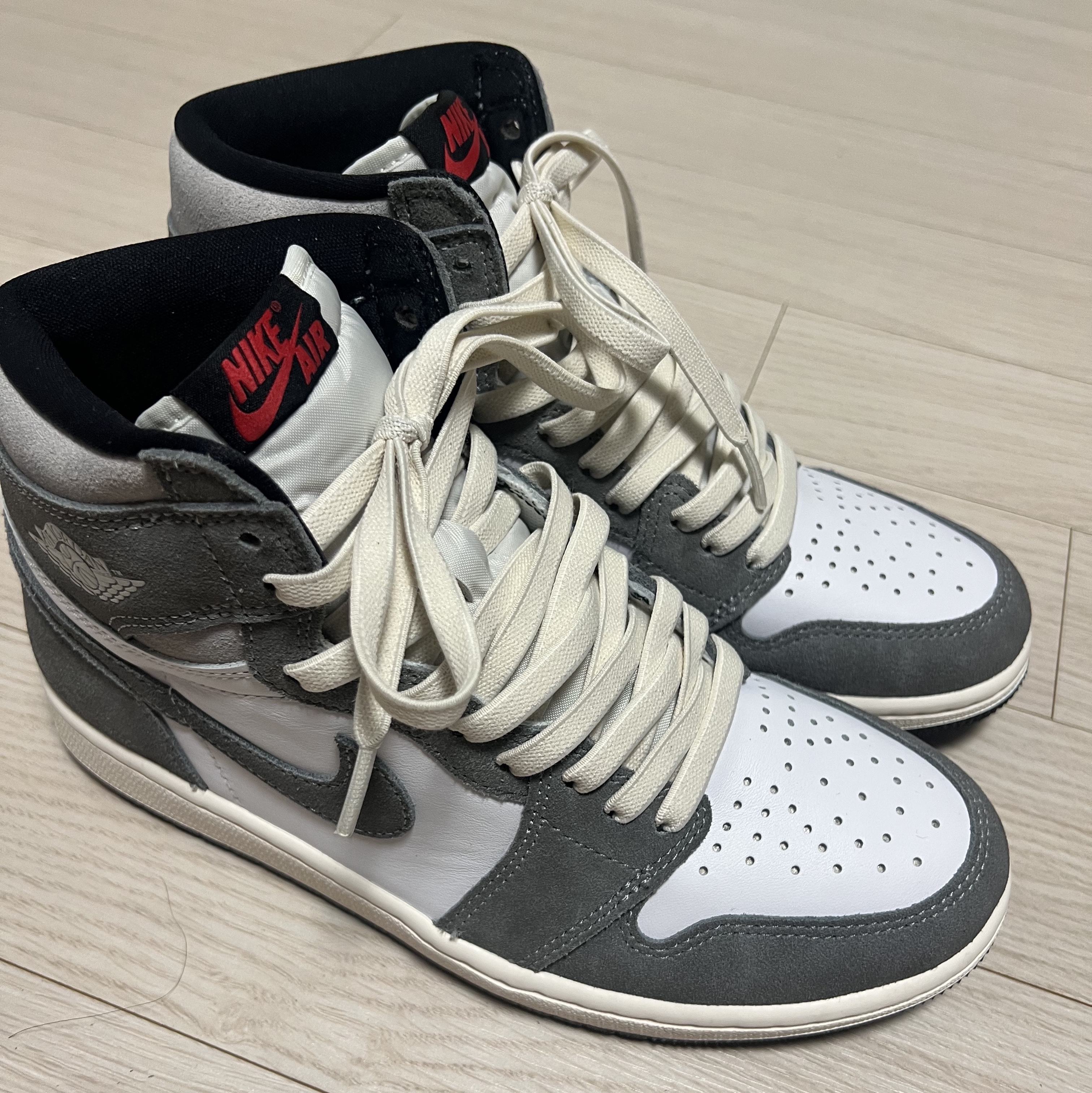 Jordan 1 Retro High OG Black and Smoke Grey 착용 스타일 - 2