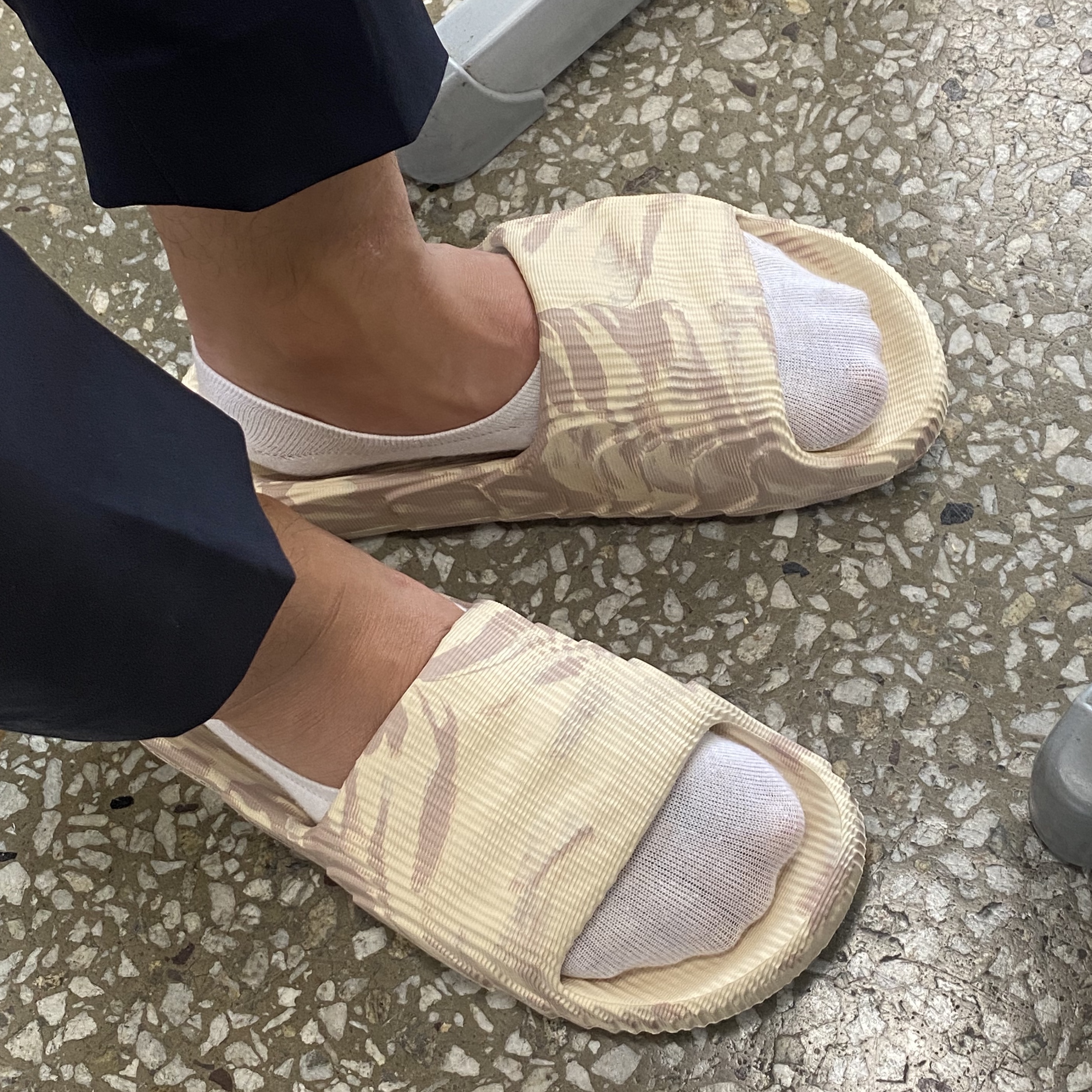 Adidas Adilette 22 Sand Strata 착용 스타일