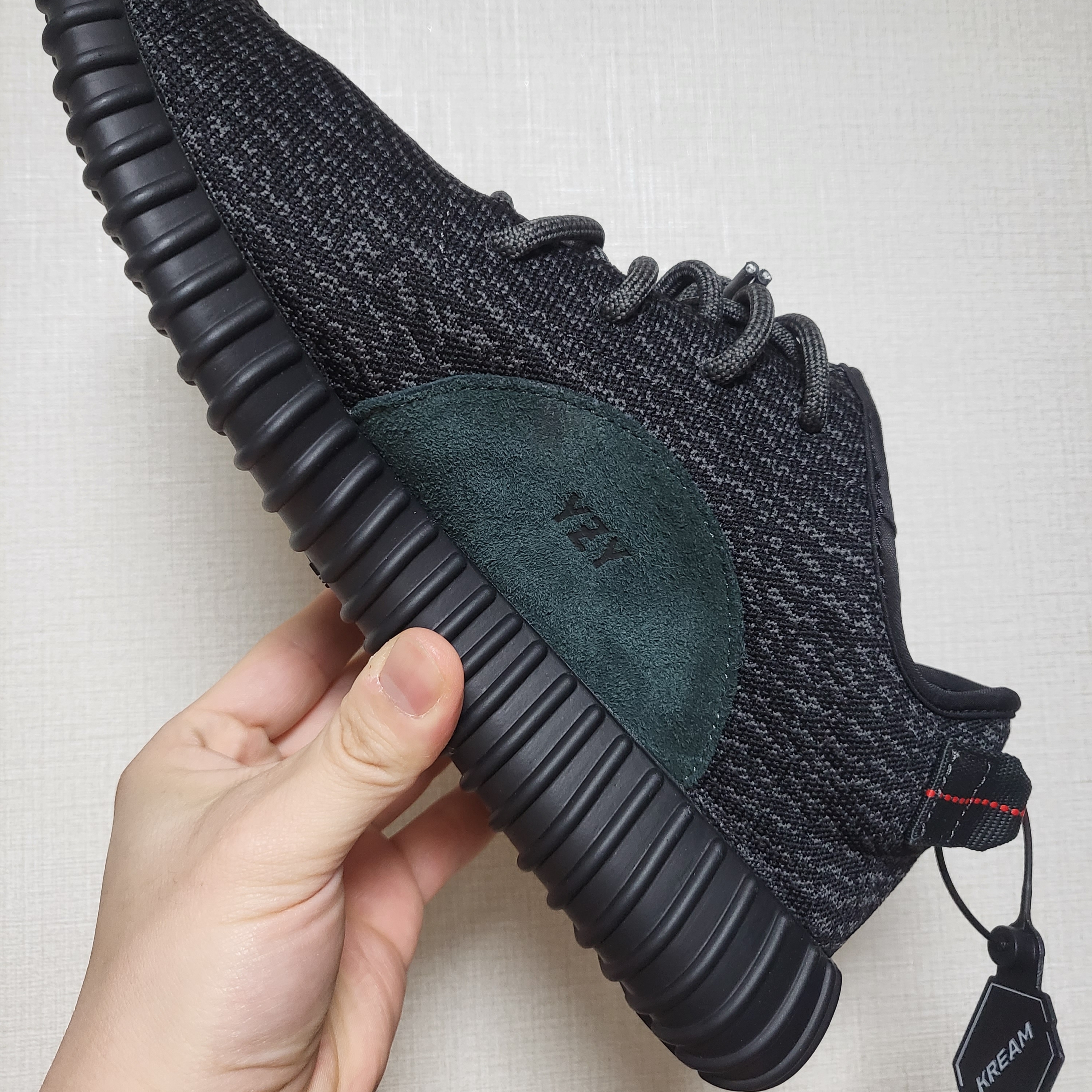 Adidas Yeezy Boost 350 Pirate Black 2023 착용 스타일 - 1