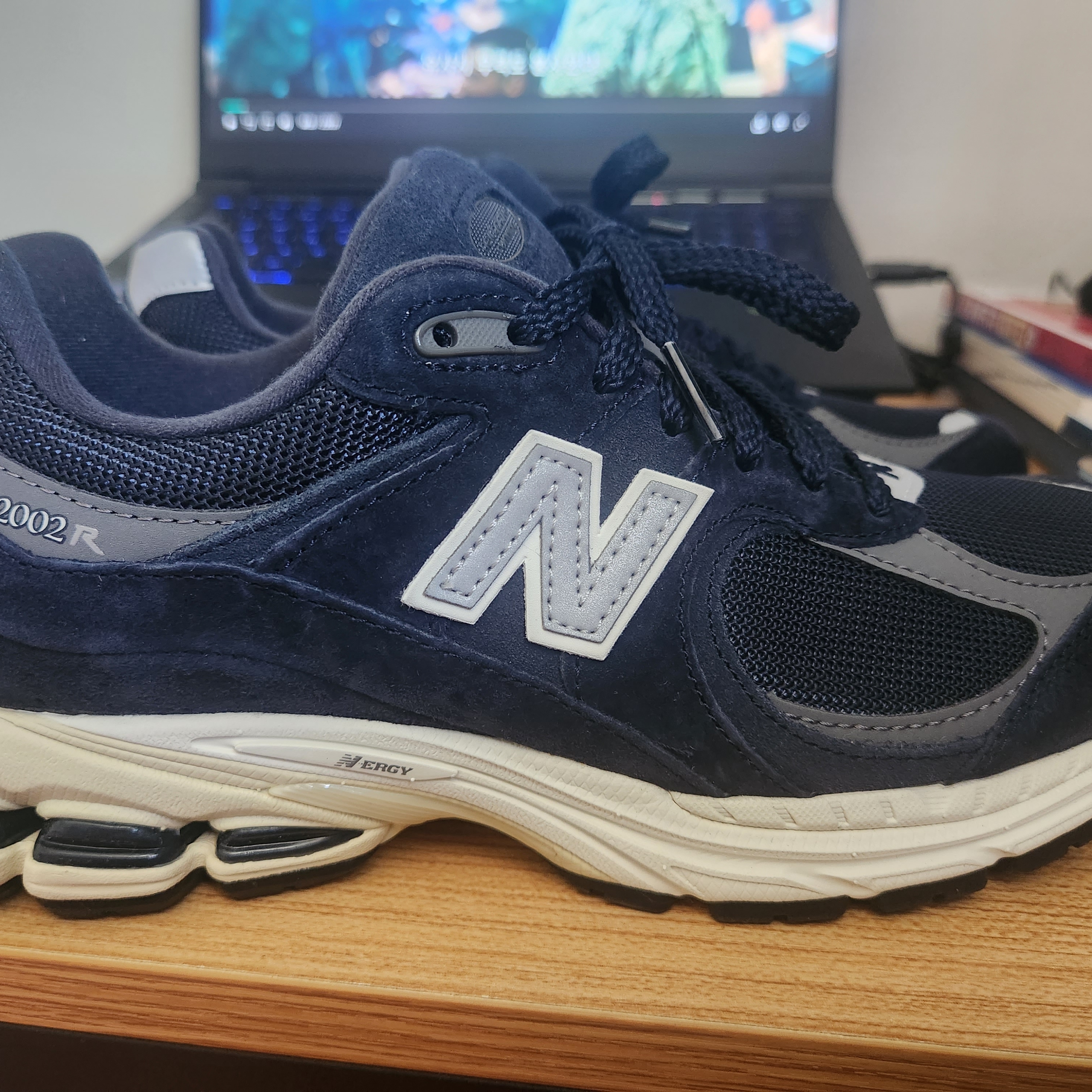 New Balance 2002R Eclipse Castlerock 착용 스타일