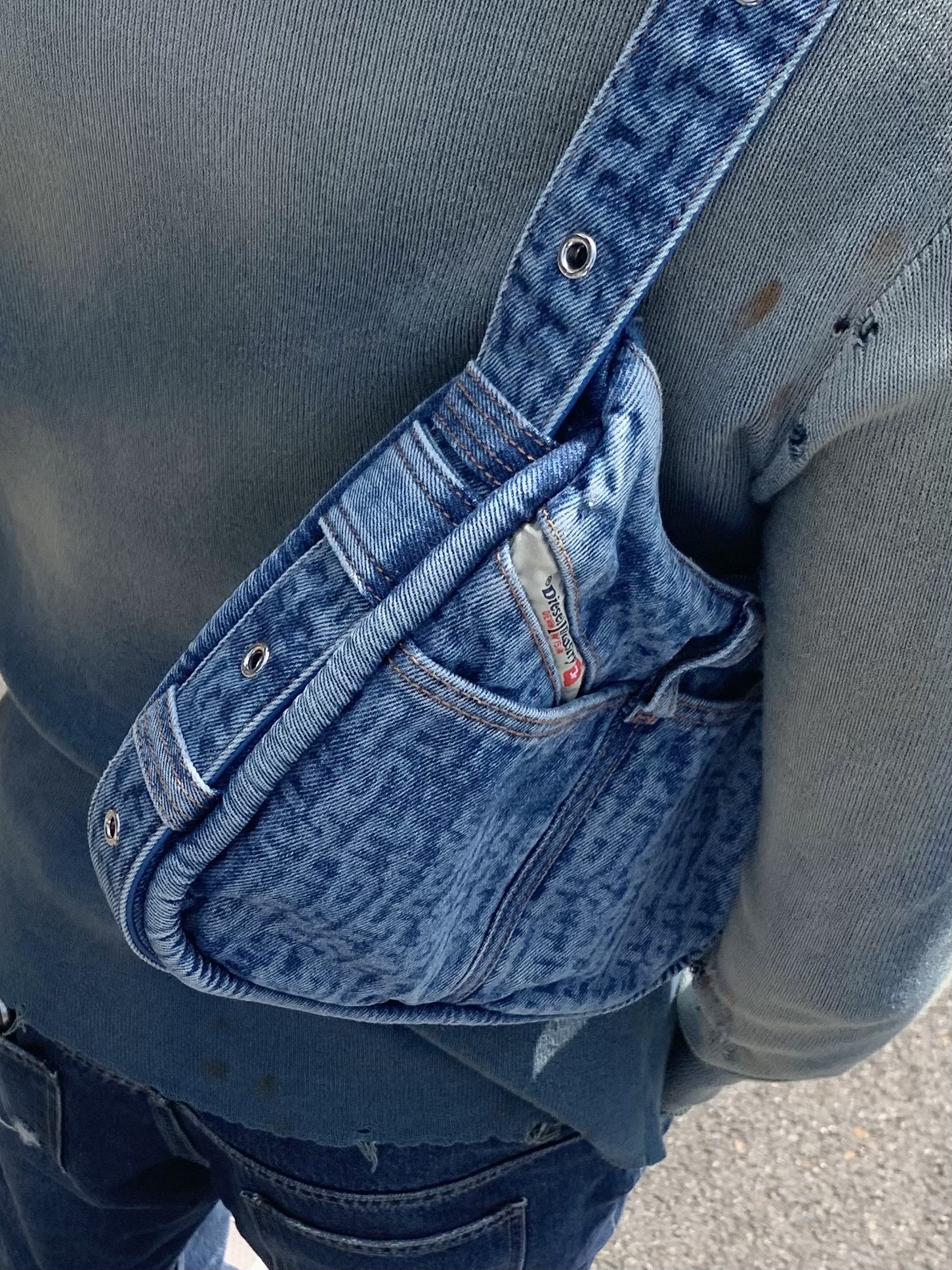 Balenciaga Heavy Piercing Cap Faded Black, Diesel Ile Hobo Bag in Monogram Denim Blue 착용 스타일 - 4