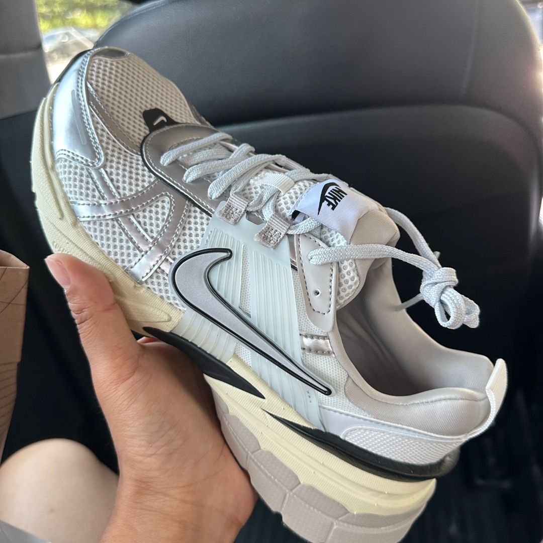 Nike V2K Run Summit White Metallic Silver 착용 스타일