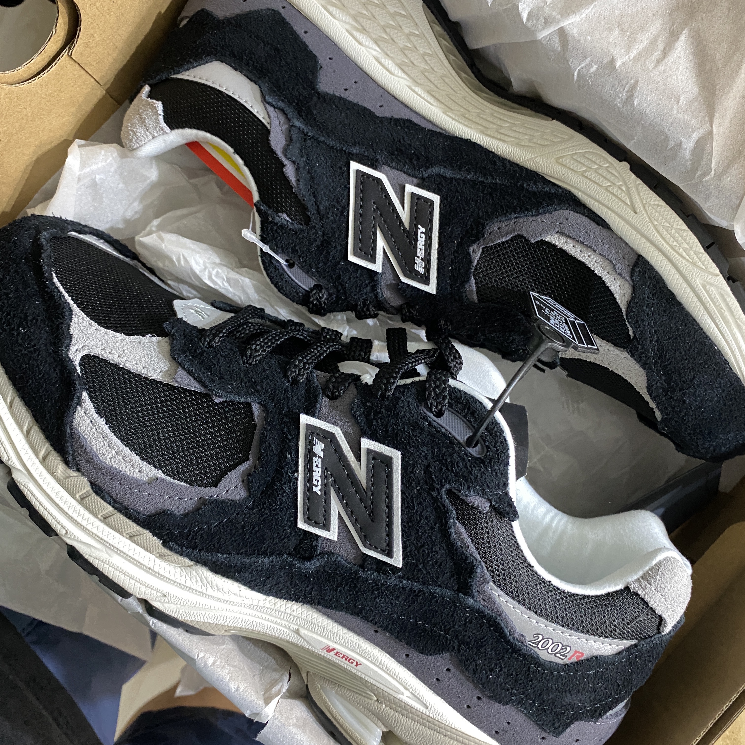 New Balance 2002R Protection Pack Black Grey 착용 스타일 - 1