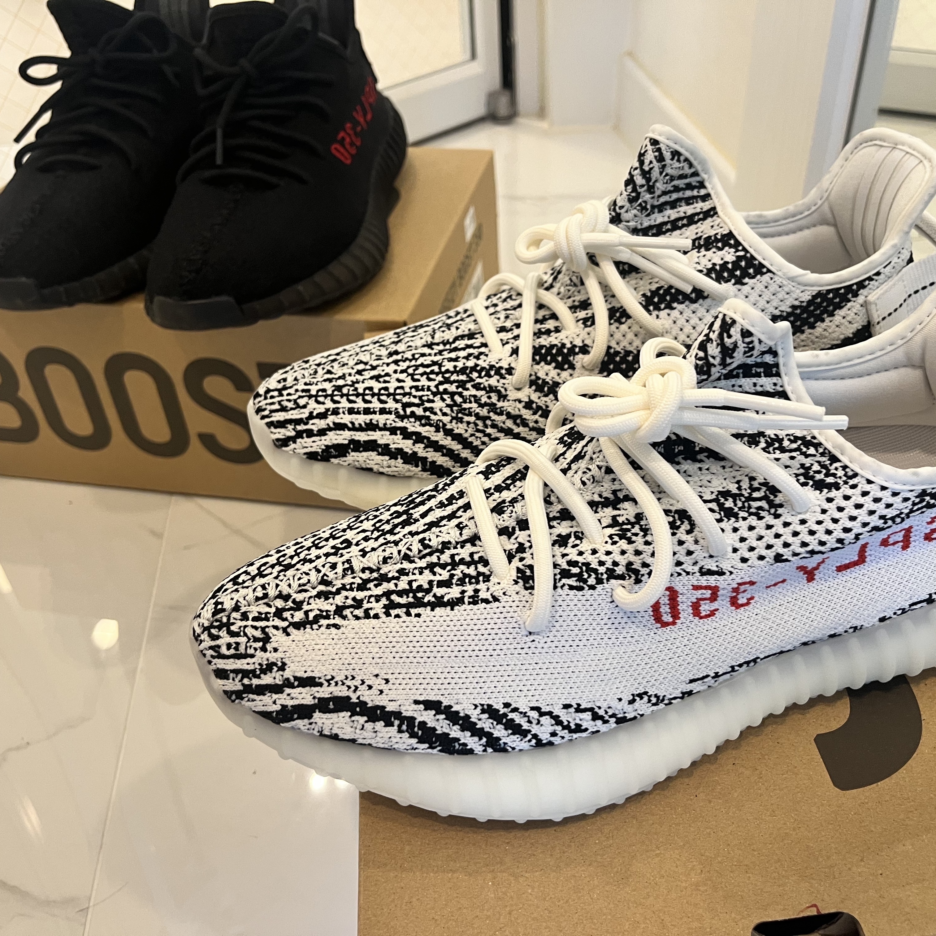 Adidas Yeezy Boost 350 V2 Zebra 2022/2023, Adidas Yeezy Boost 350 V2 Black Red 2020 착용 스타일