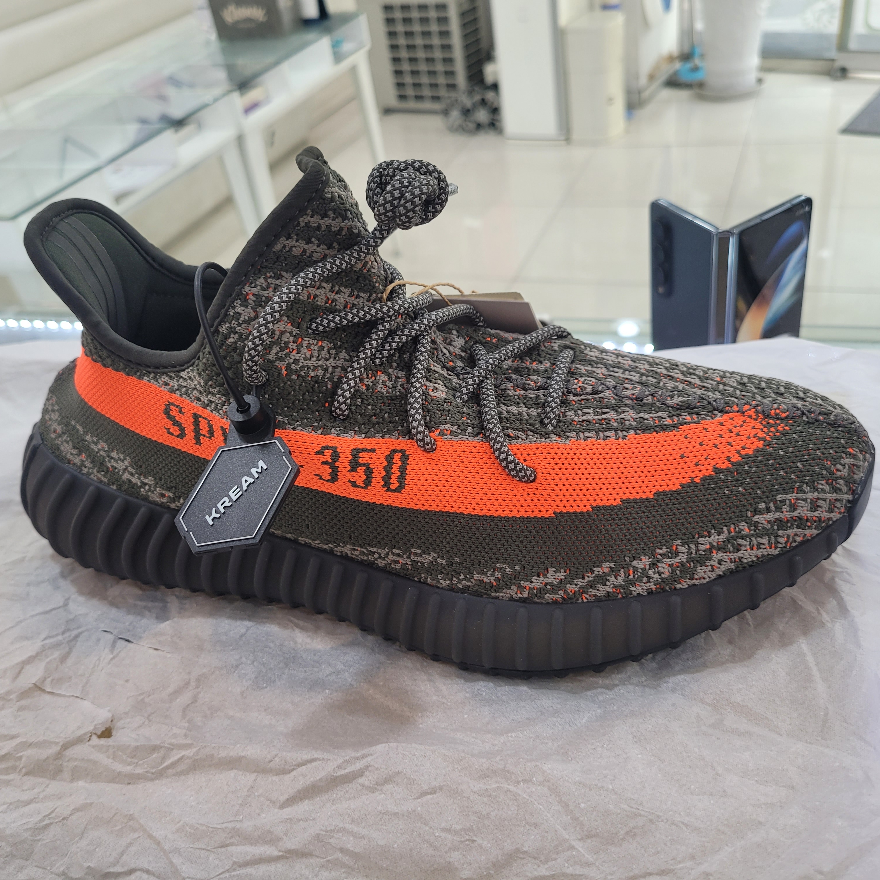 Adidas Yeezy Boost 350 V2 Carbon Beluga 착용 스타일