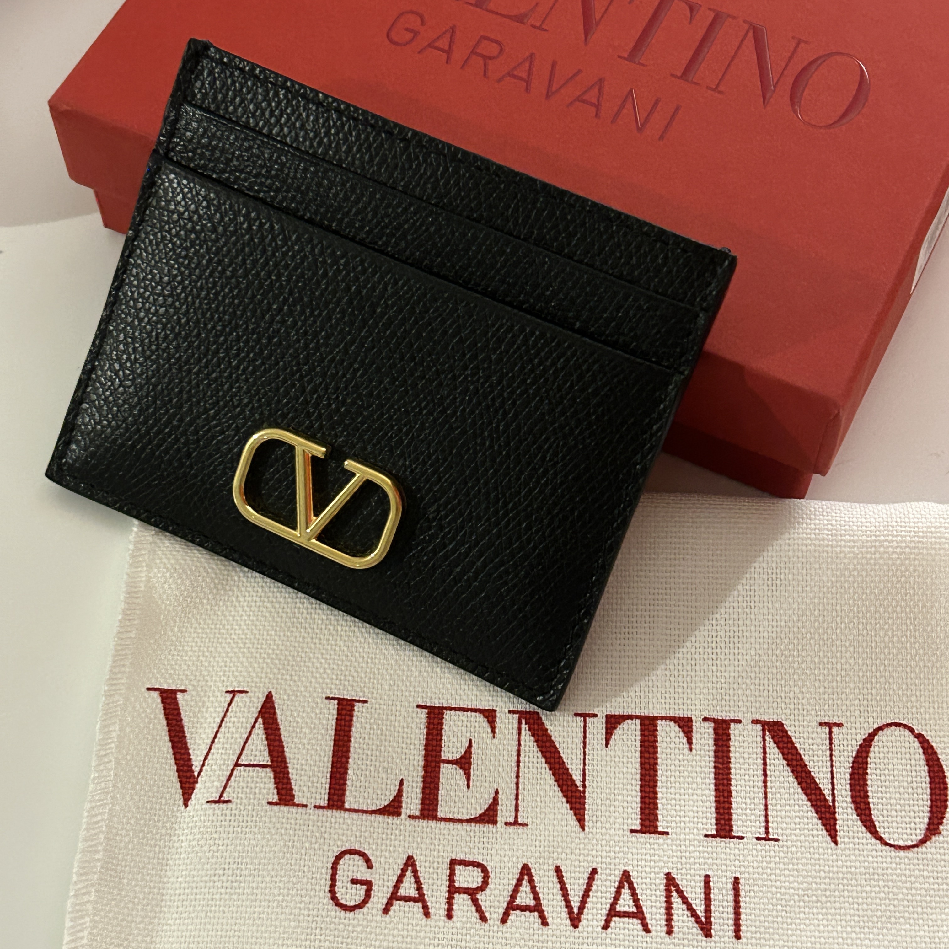 Valentino Vlogo Signature Grainy Calfskin Card Holder Black 착용 스타일 - 2