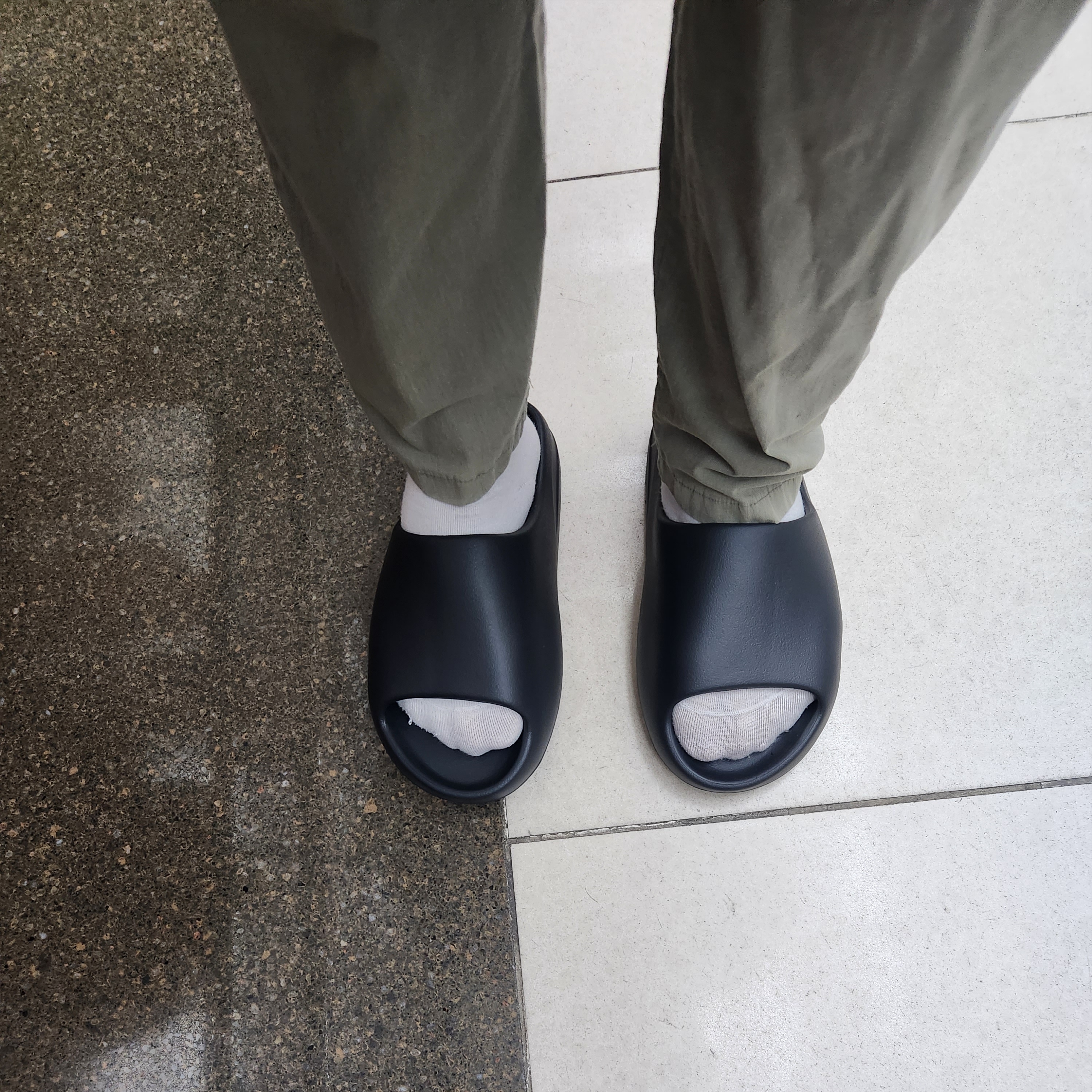 Adidas Yeezy Slide Onyx 착용 스타일
