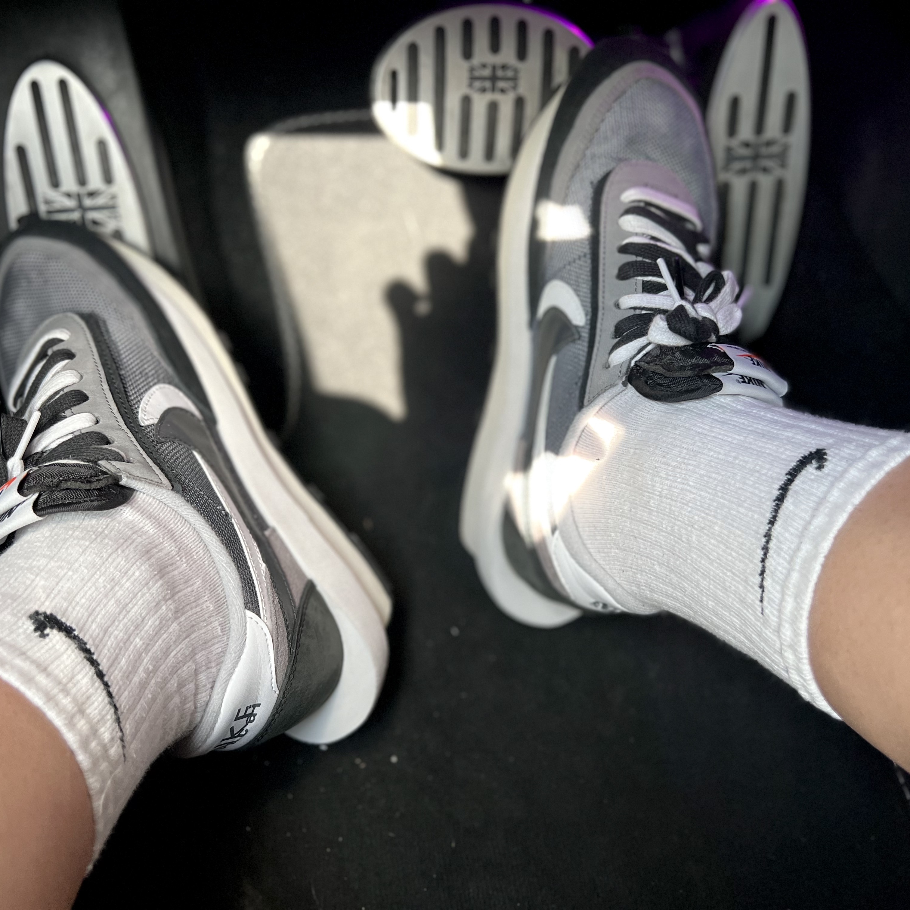 Nike x Sacai LDWaffle Black, Helinox x Obey Cushion Cover Black 착용 스타일 - 1