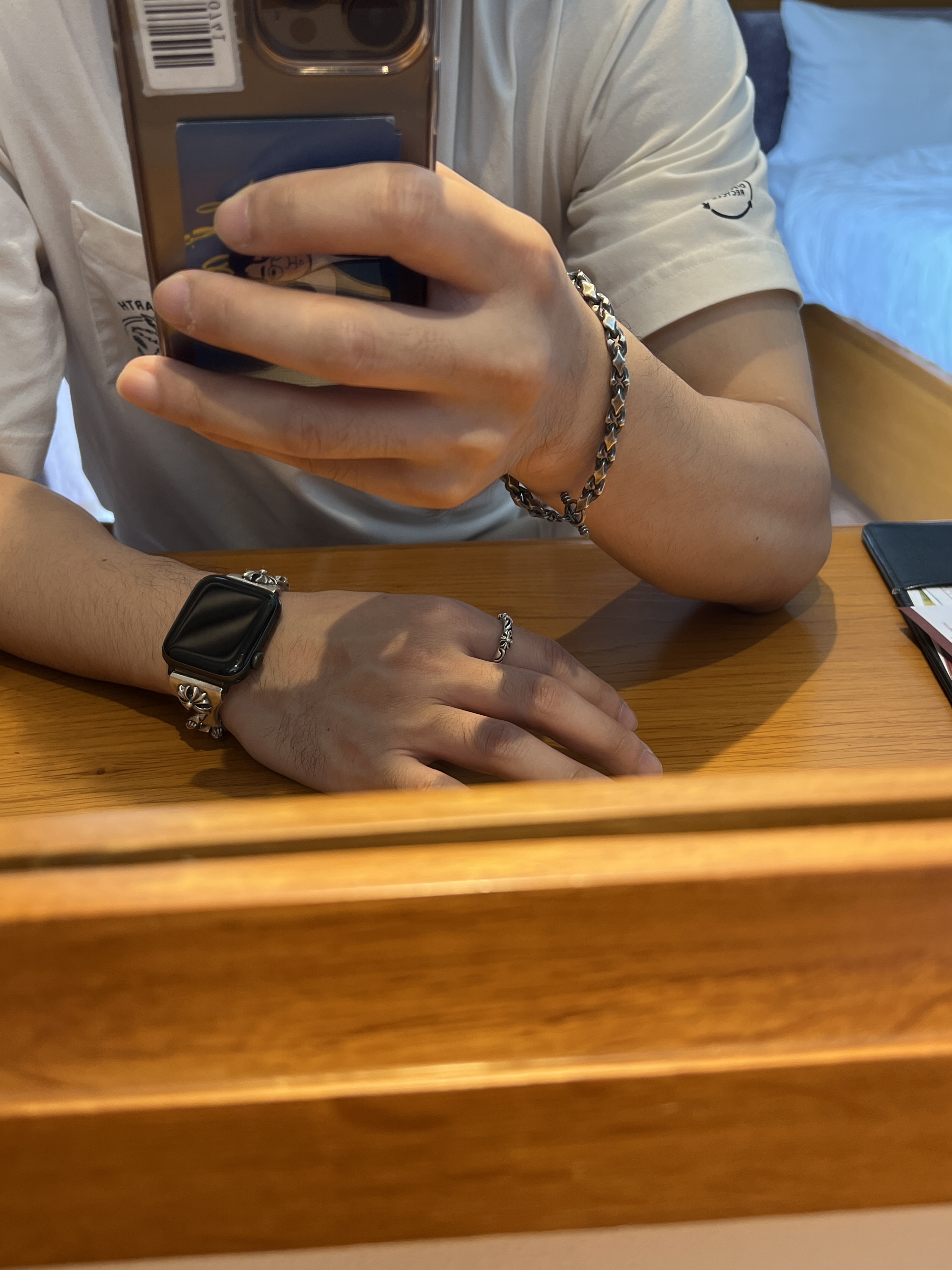 Scudo Dolphin Plain Bold Bracelet Vintage matte 착용 스타일