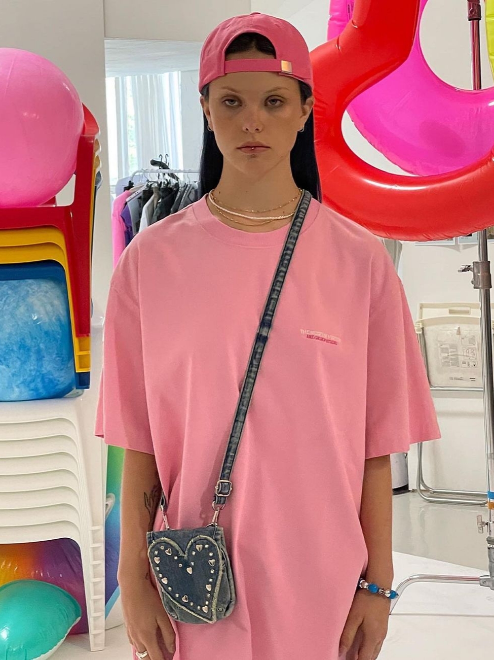 The Museum Visitor Heart Gem Denim Mini Bag Blue, The Museum Visitor Bookle Flower Ballcap Pink 착용 스타일 - 1