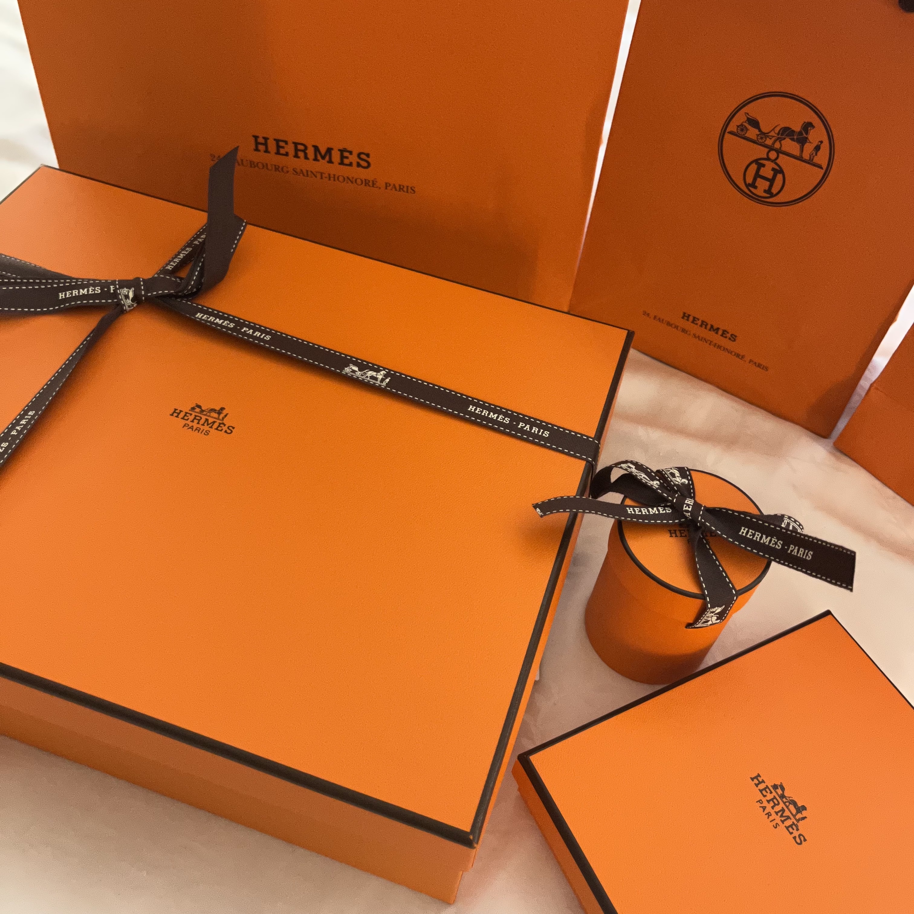 (W) Hermes Mini Pop H Pendant Rose Gold & Noir 착용 스타일 - 2