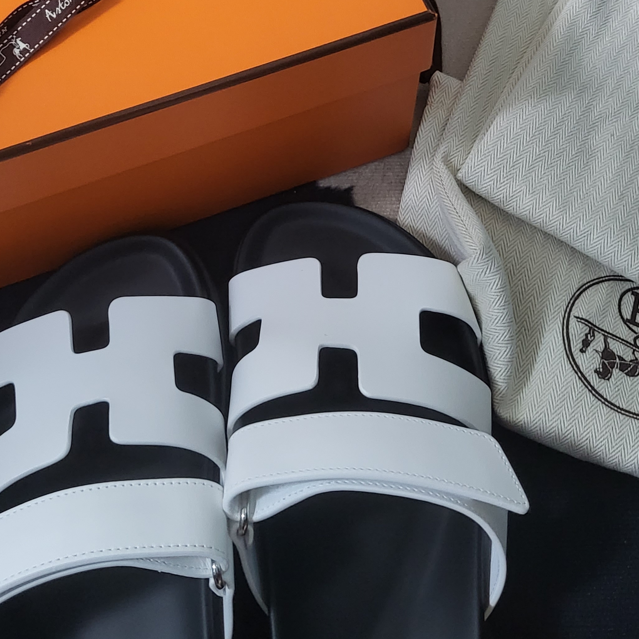 (W) Hermes Chypre Sandal Calfskin & Blanc 착용 스타일