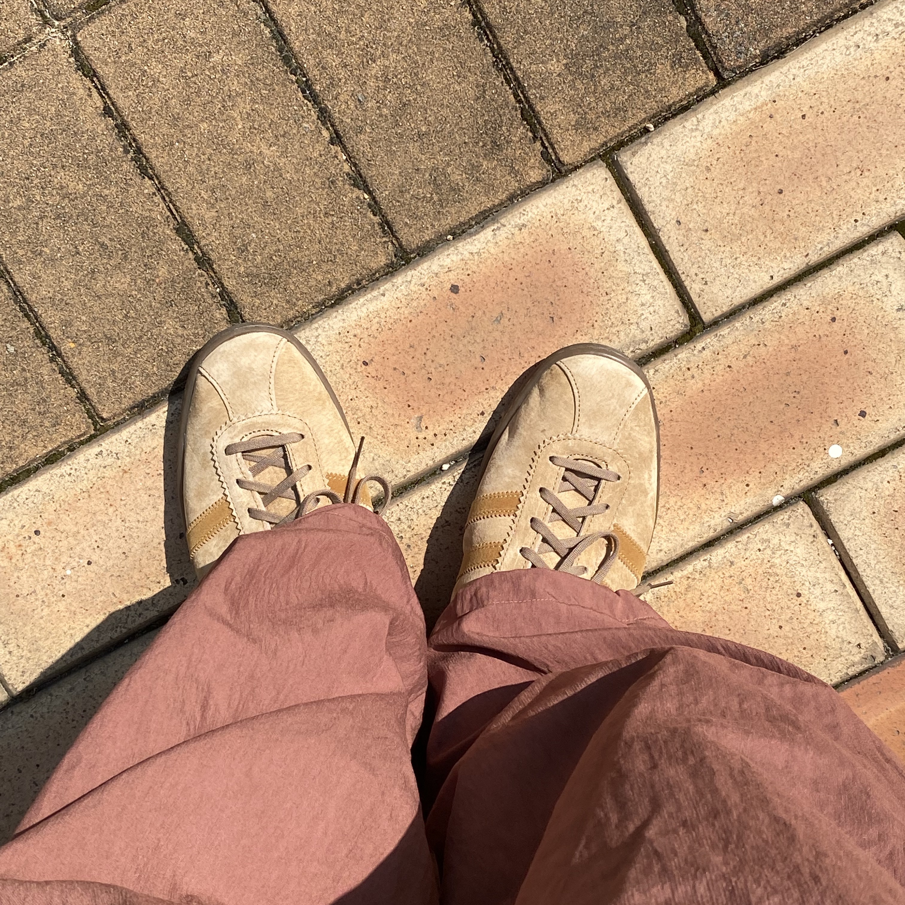 Adidas Tobacco Pantone Mesa 착용 스타일