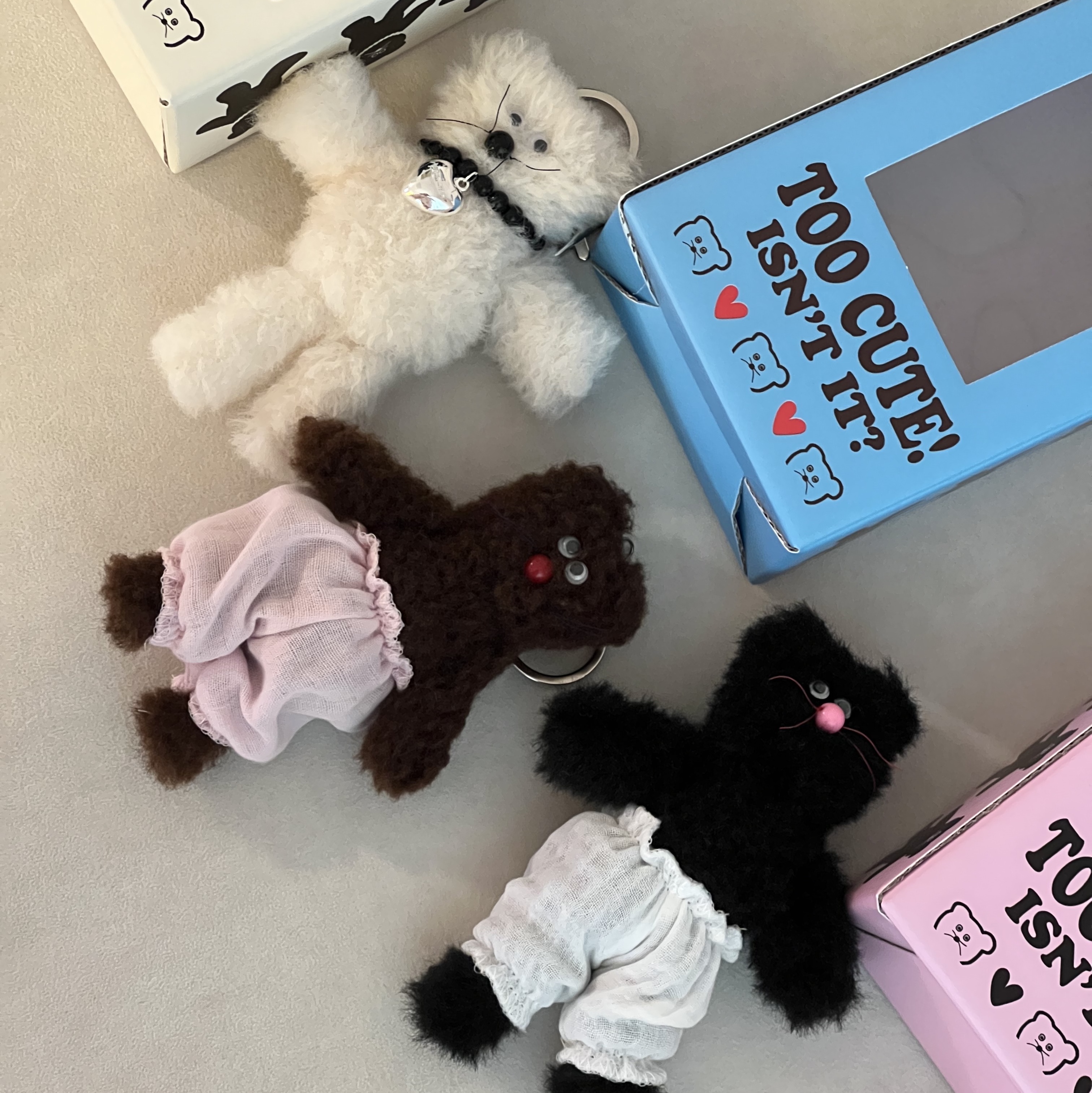 Monamhee Beulpingi Keyring with White Pants Black, Monamhee Bred Keyring with Pink Pants Brown 착용 스타일