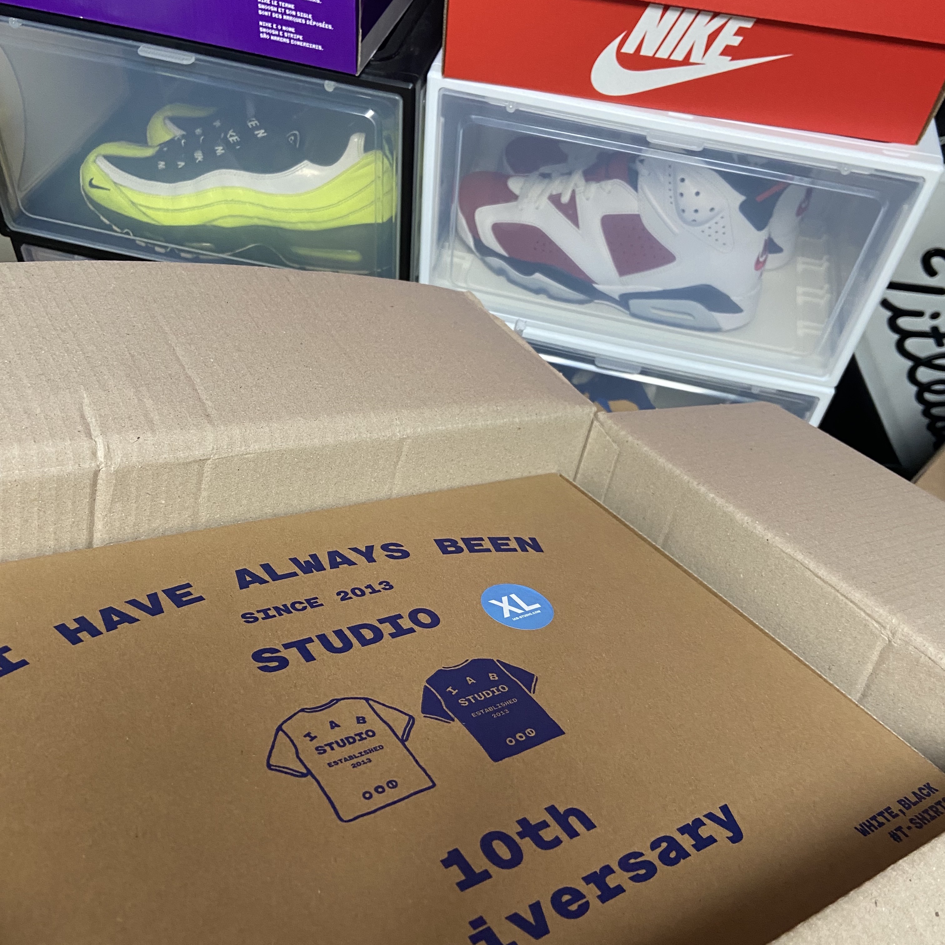 IAB Studio 10th Anniversary T-Shirts Pack White & Black (2 Pack), Jordan 6 Retro Carmine 2021 착용 스타일