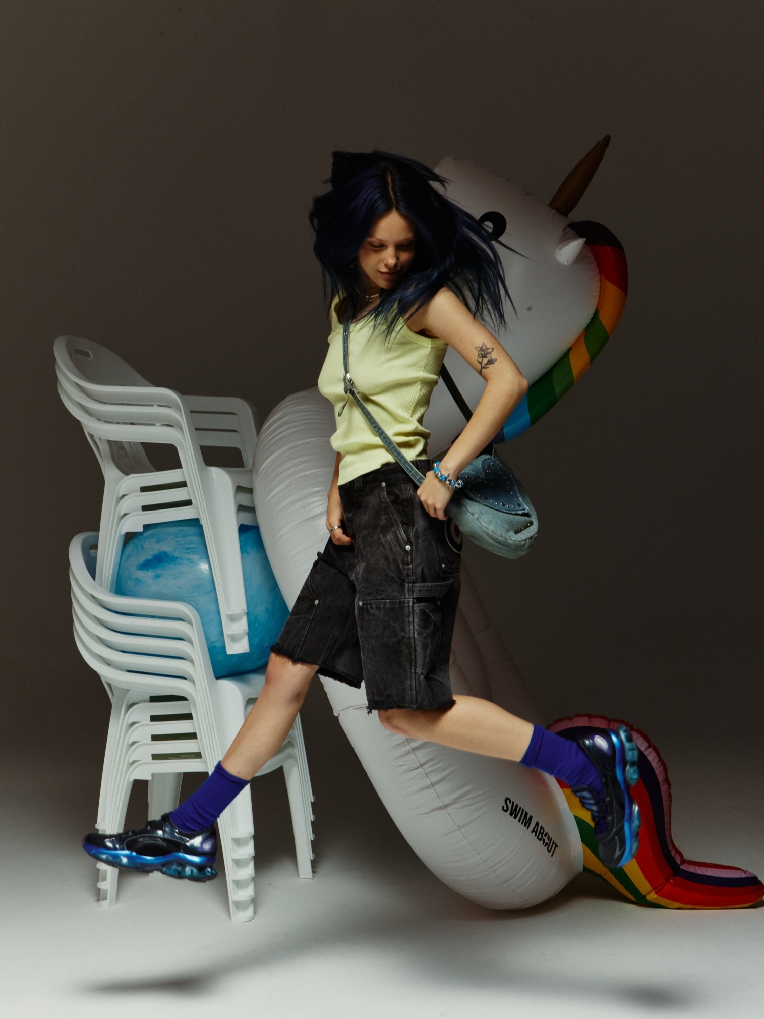The Museum Visitor Heart Gem Denim Cross Bag 착용 스타일
