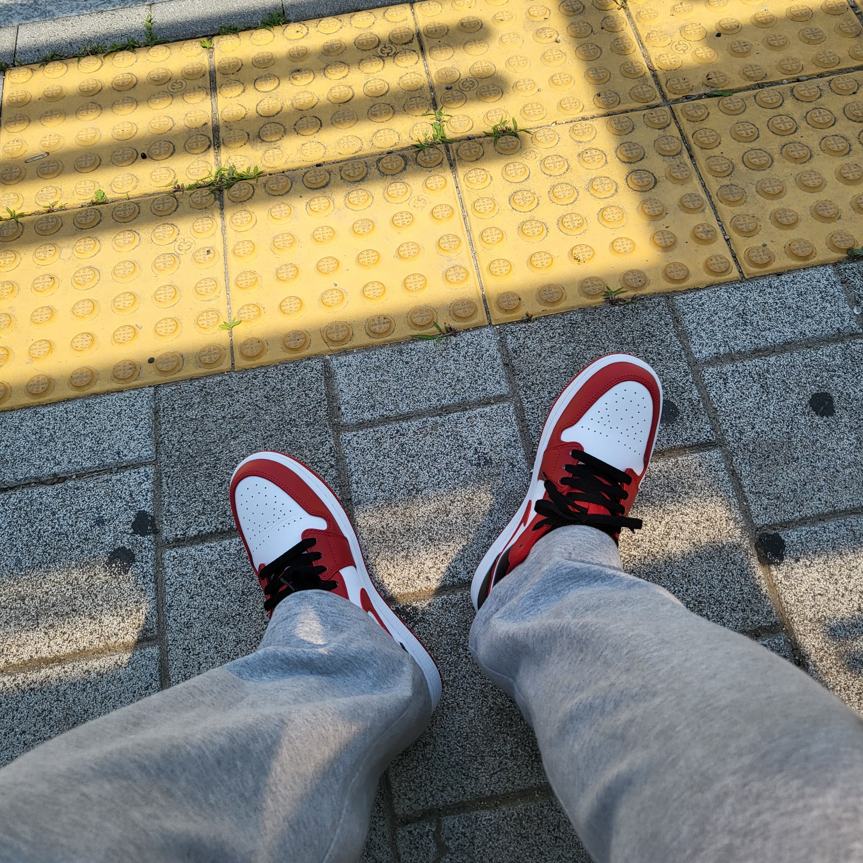 Jordan 1 Low White Gym Red Black 착용 스타일 - 1